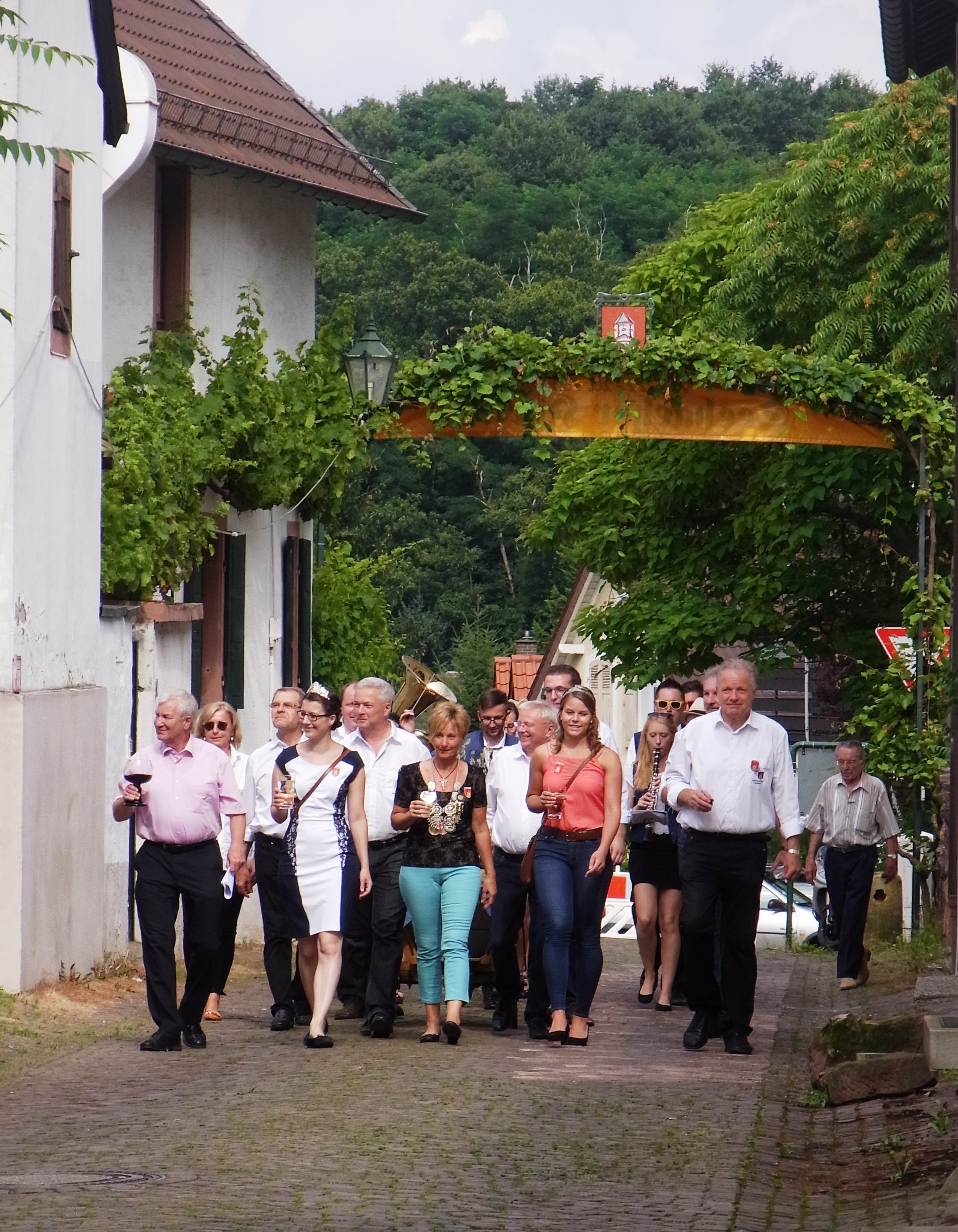 Unser Archivbild zeigt den Auftakt zur Seebacher Kerwe mit den Weinhoheiten, dem Ortsvorsteher und dem Kerweredner.