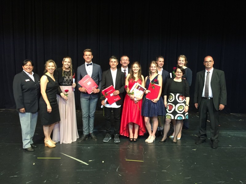 Die Schulsanitäter der St. Katharina Realschule zusammen mit Schulleiter Wolfgang Ringwald, der stellvertretenden Schulleiterin Karin Wagner-Schramm, Stadtbürgermeister Ralf Hersina, Verbandsbürgermeister Dr. Peter Degenhardt und Kooperationslehrerin Alexandra Birnmeyer