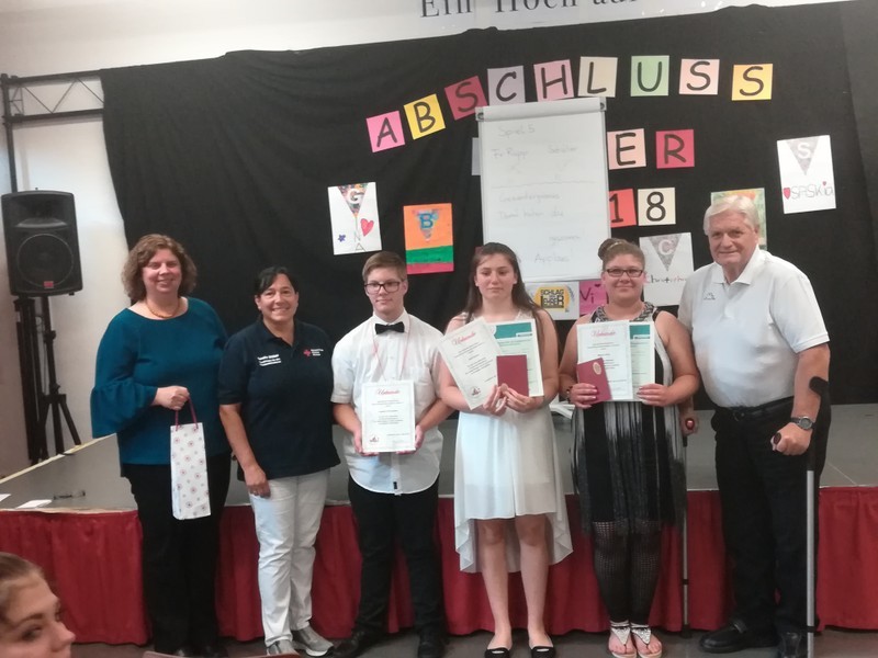 Die Schulsanitäter der Jakob-Weber-Schule zusammen mit Schulleiterin und Kooperationslehrerin Andrea Schmitt (links), dem ehrenamtlichen Kreisbeigeordneten Dr. Walter Altherr und Renate Stöber, der Beauftragten für den Schulsanitätsdienst