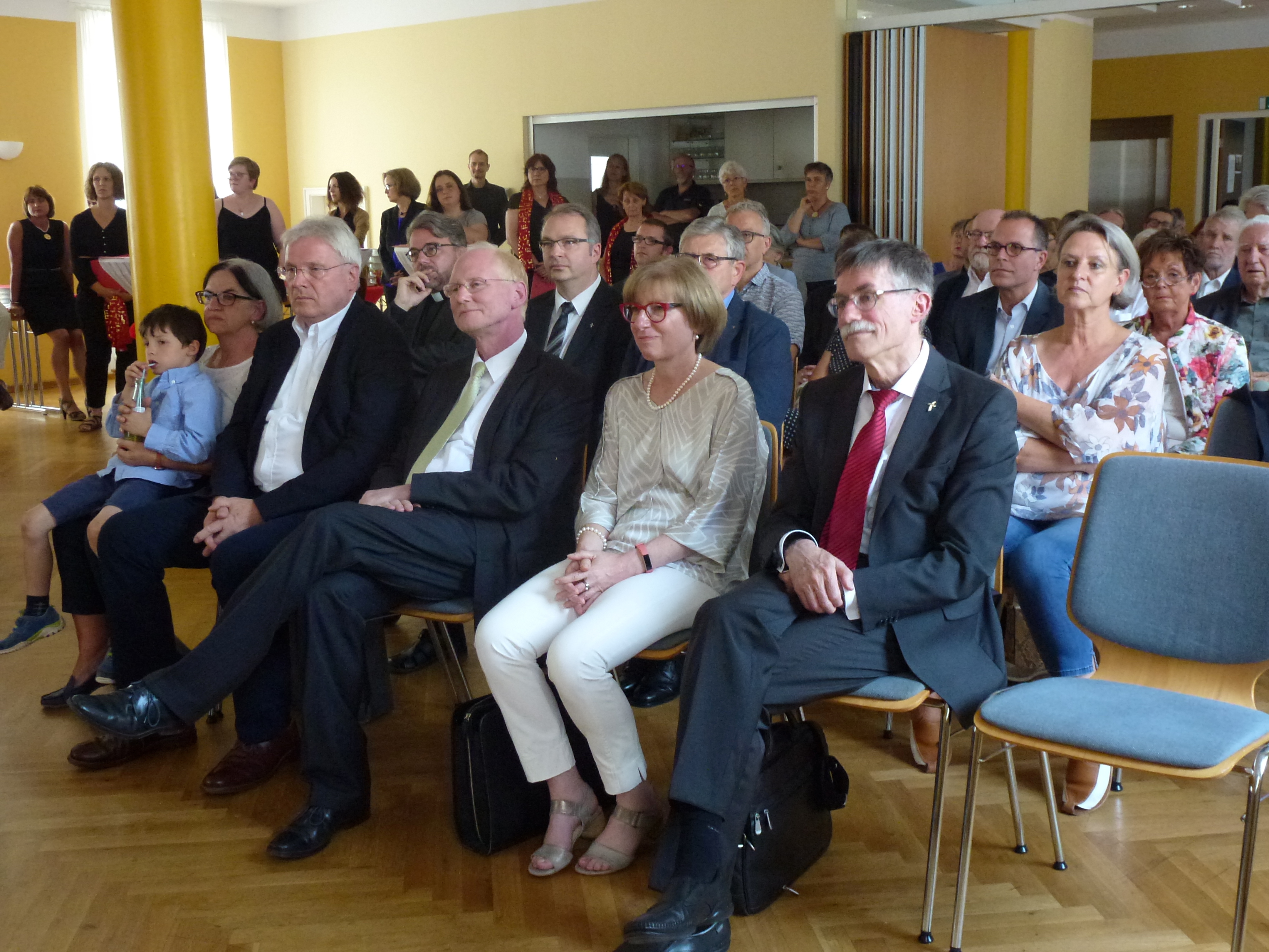 Hans-Joachim Schulz und Joachim Färber nebeneinander bei der offiziellen Verabschiedung von Schulz im Juni. Rechts im Bild Barbara Aßmann, Leiterin der Abteilung Soziales, Caritasverband Speyer e.V., sowie Karl-Ludwig Hundemer, der Leiter des Caritas-Zentrums Speyer