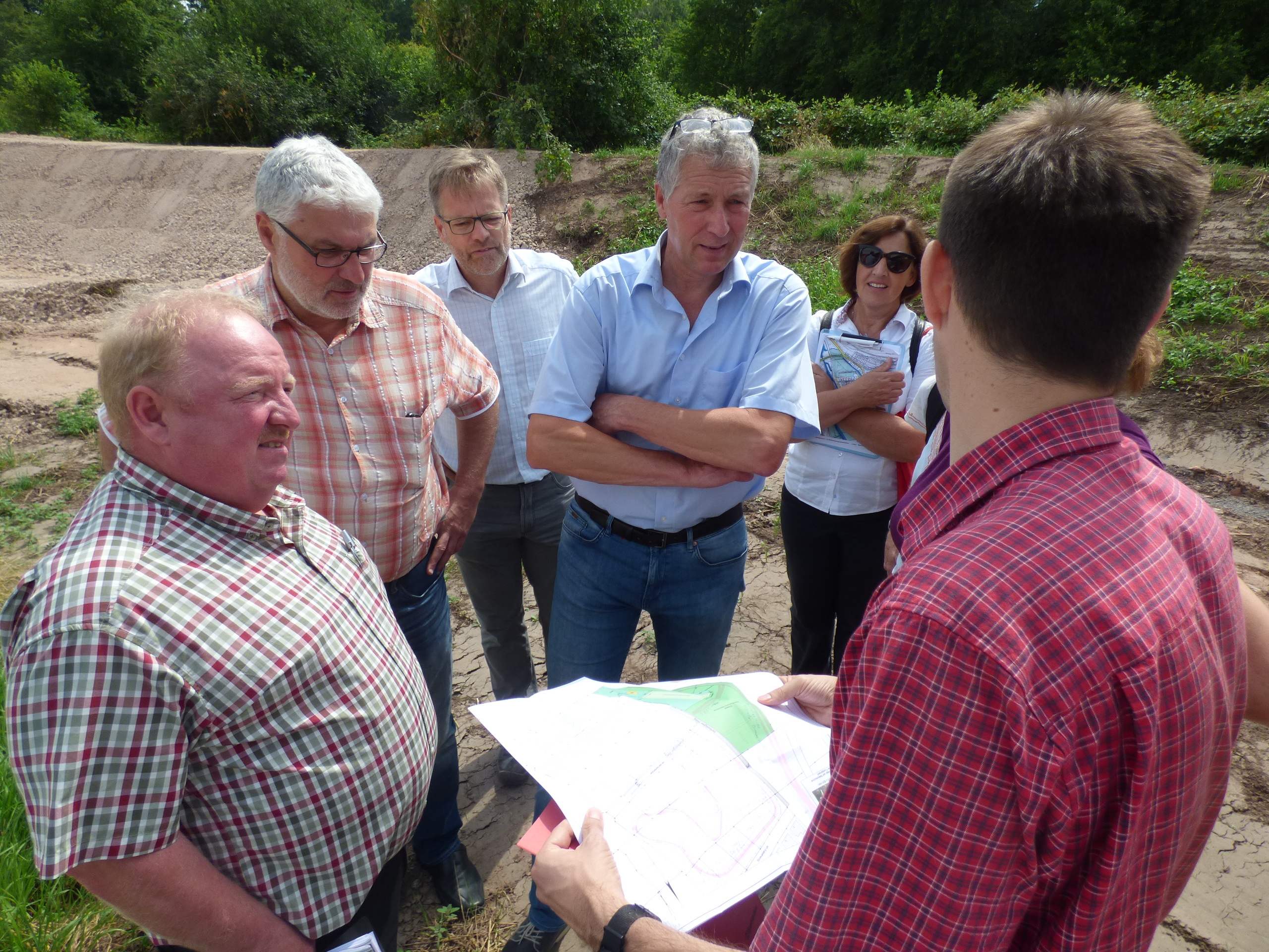 Besprechung im Baustellenbereich der Lautertalbrücke. Im Hintergrund zu sehen ist der vom LBM neu errichtete Deich.