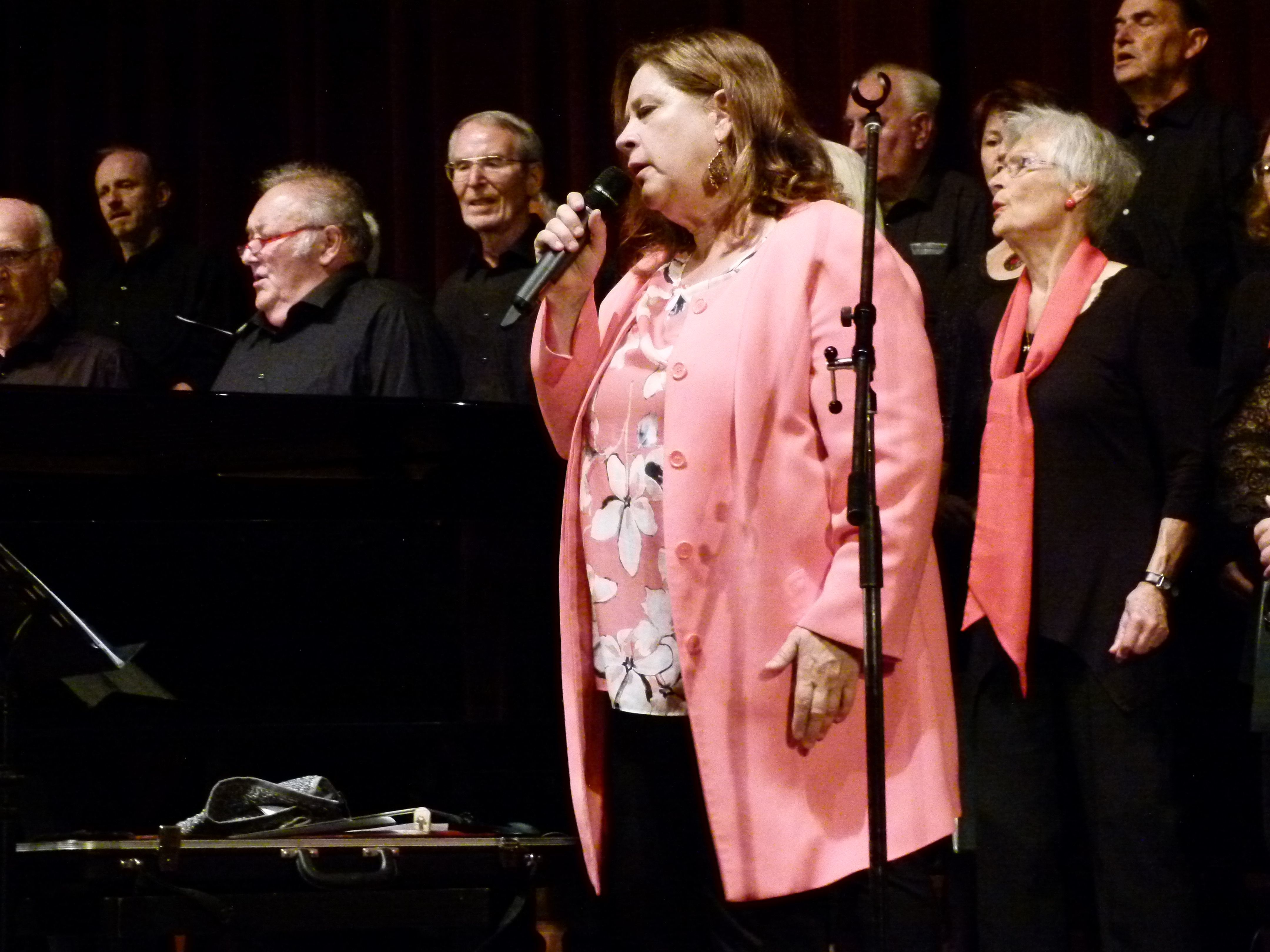 Großes Finale: Kathy Kelly sang gemeinsam mit dem Projektchor des GV Helmsheim