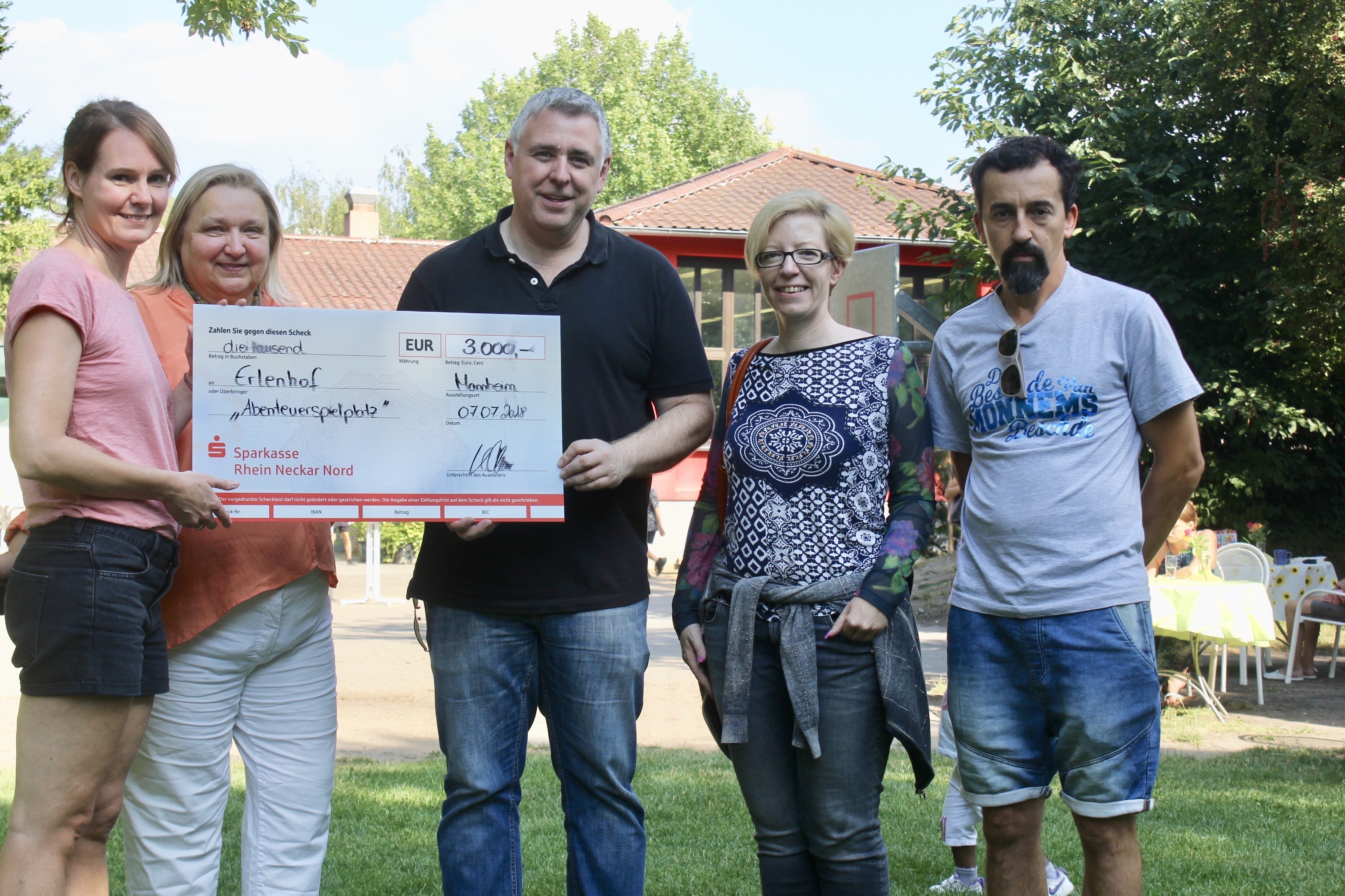 Gemeinsame Freude über die Spende (von links): Alexandra Maus, Anita Altmann, Thorsten Riehle, Katja Fleck und Mitarbeiter Ümit Dugan.