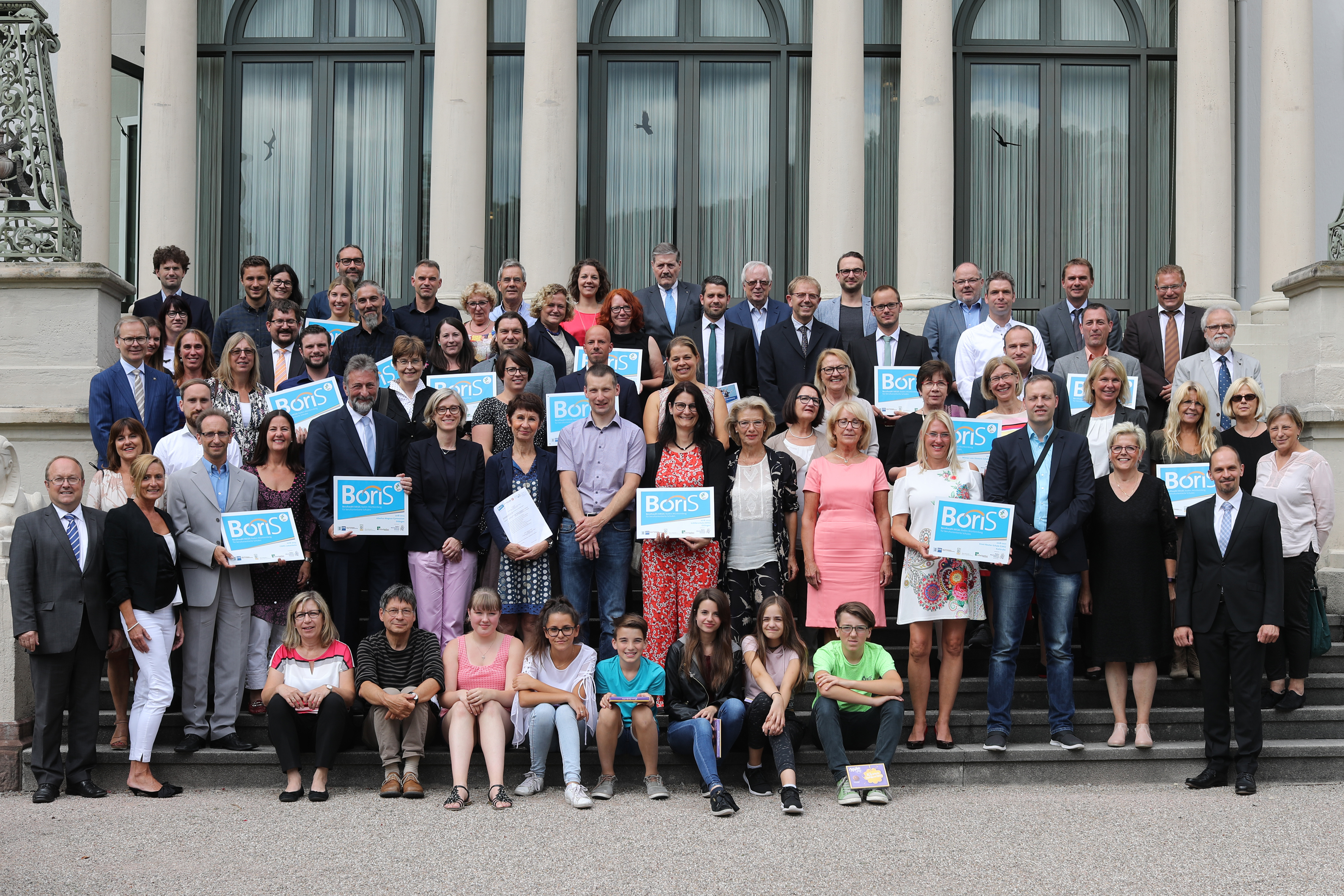 Vertreter der mit dem BoriS-Berufswahl-SIEGEL ausgezeichneten Schulen aus der Region Karlsruhe sowie BoriS-Juroren gemeinsam mit Frank Marrenbach (Vizepräsident der IHK Karlsruhe), Alfons Moritz (stellv. Hauptgeschäftsführer der IHK Karlsruhe), Alexander Urban (Leiter Geschäftsstelle BoriS-Berufswahl-SIEGEL) und Dr. Patric Jakob (Leiter Geschäftsbereich Bildung HWK Karlsruhe).