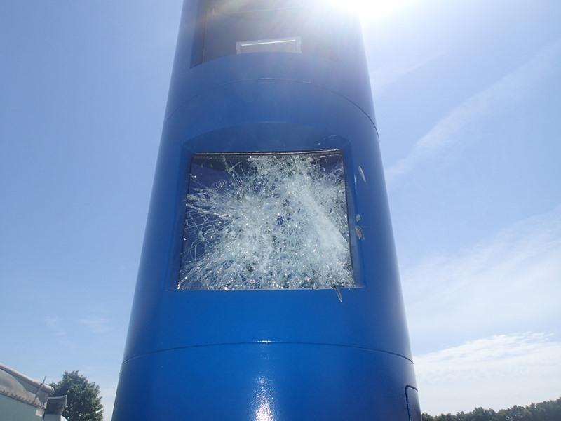 Das Fenster der Mautsäule wurde zerstört.
