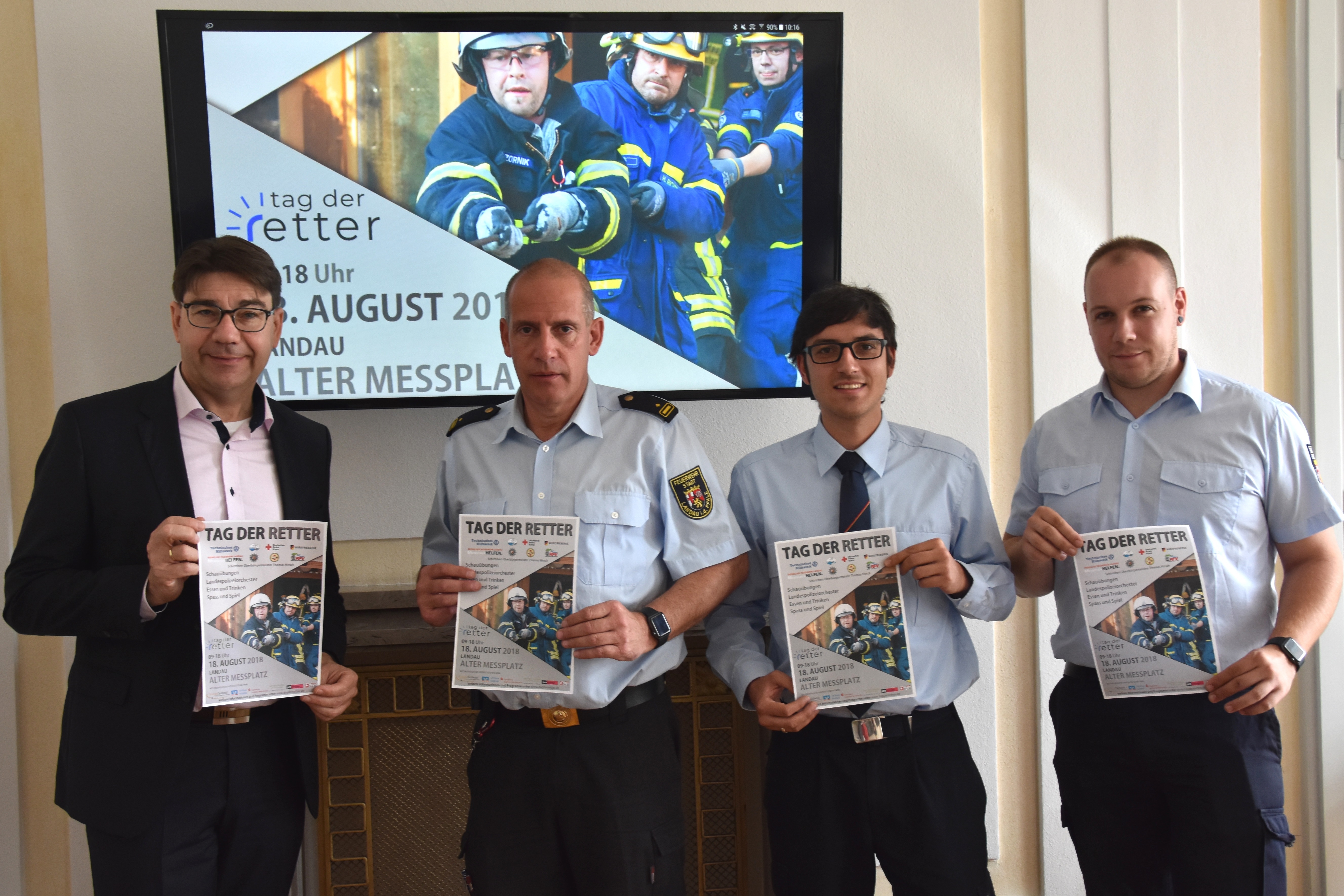 Stellten gemeinsam den „Tag der Retter“ vor: Oberbürgermeister Thomas Hirsch, Stadtfeuerwehrinspekteur Dirk Hargesheimer sowie David Hargesheimer und Max Martin vom Organisationsteam (v.l.n.r.).