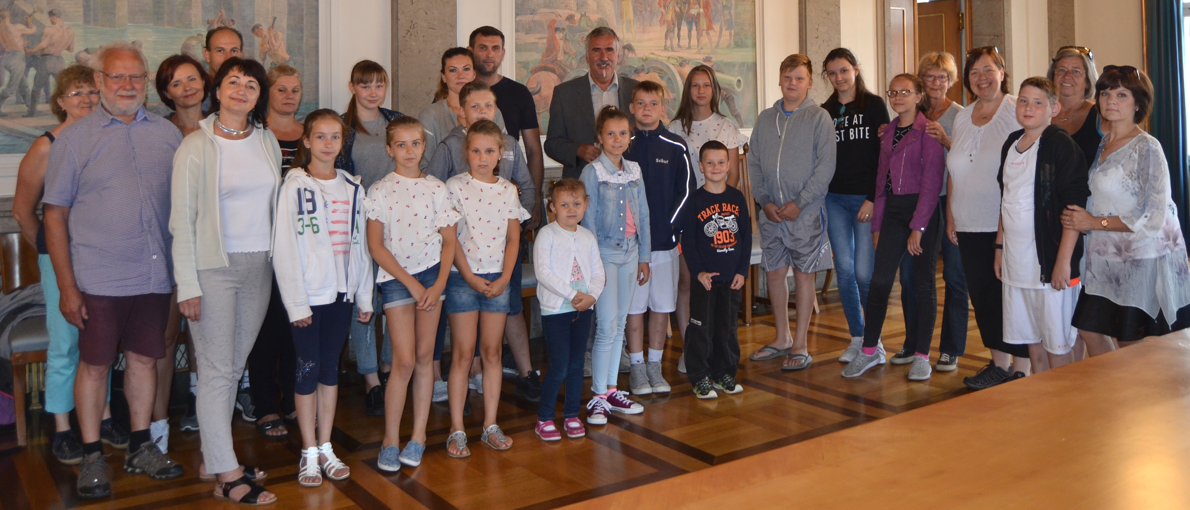 Beigeordneter Rudi Klemm begrüßte 15 Kinder aus Weißrussland und deren Gastfamilien im historischen Ambiente des Empfangssaals des Landauer Rathauses.