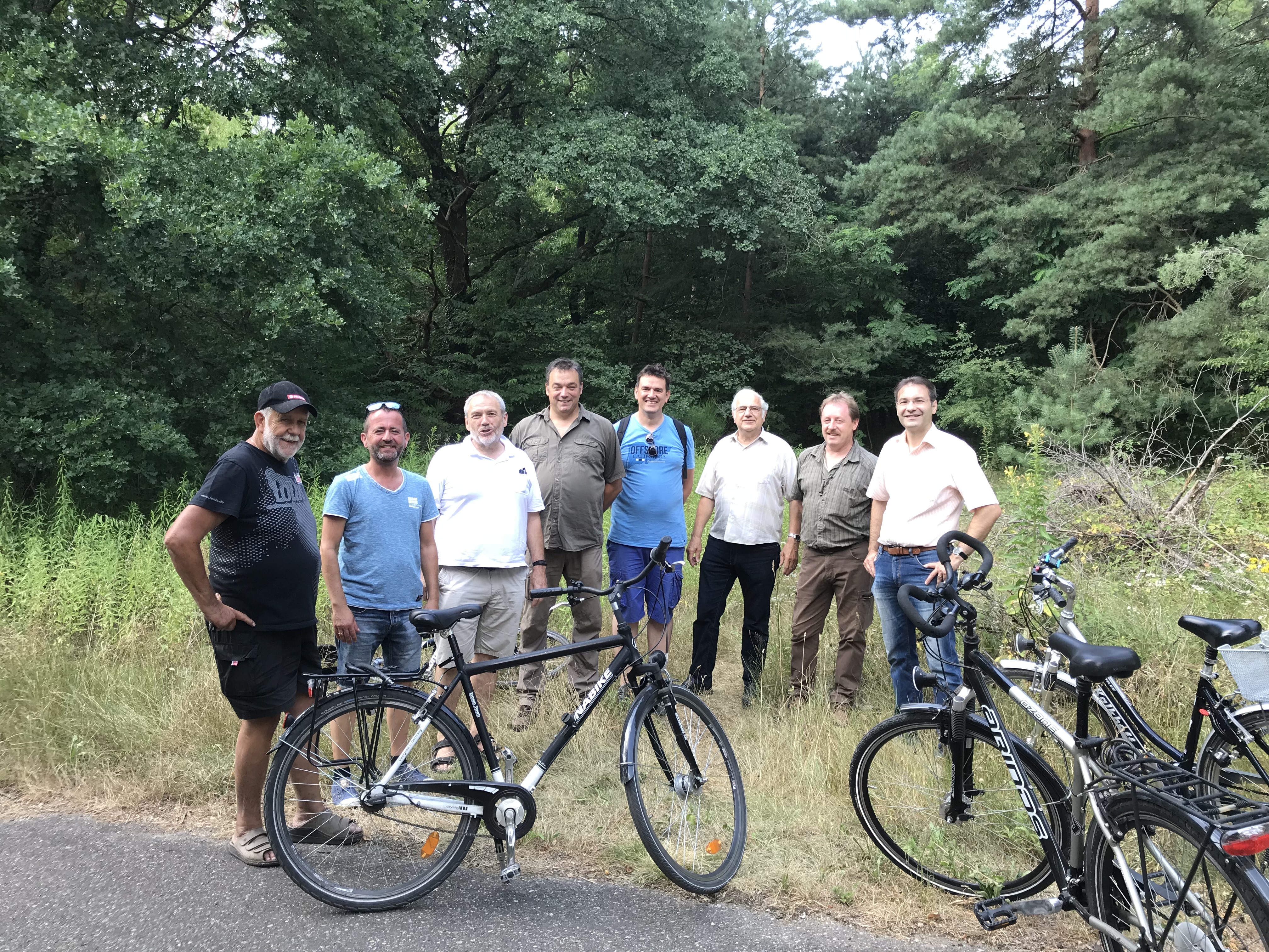 Gemeinderäte Rolf Acker, Stefan Mächtel, Benno Homann, Jagdpächter Axel Veit, Gemeinderäte Niko Vurnik, Karl Vetter, Jagdpächter Harry Müller und Bürgermeister Frank Burkard beim Ausflug in den Kronauer Wald.