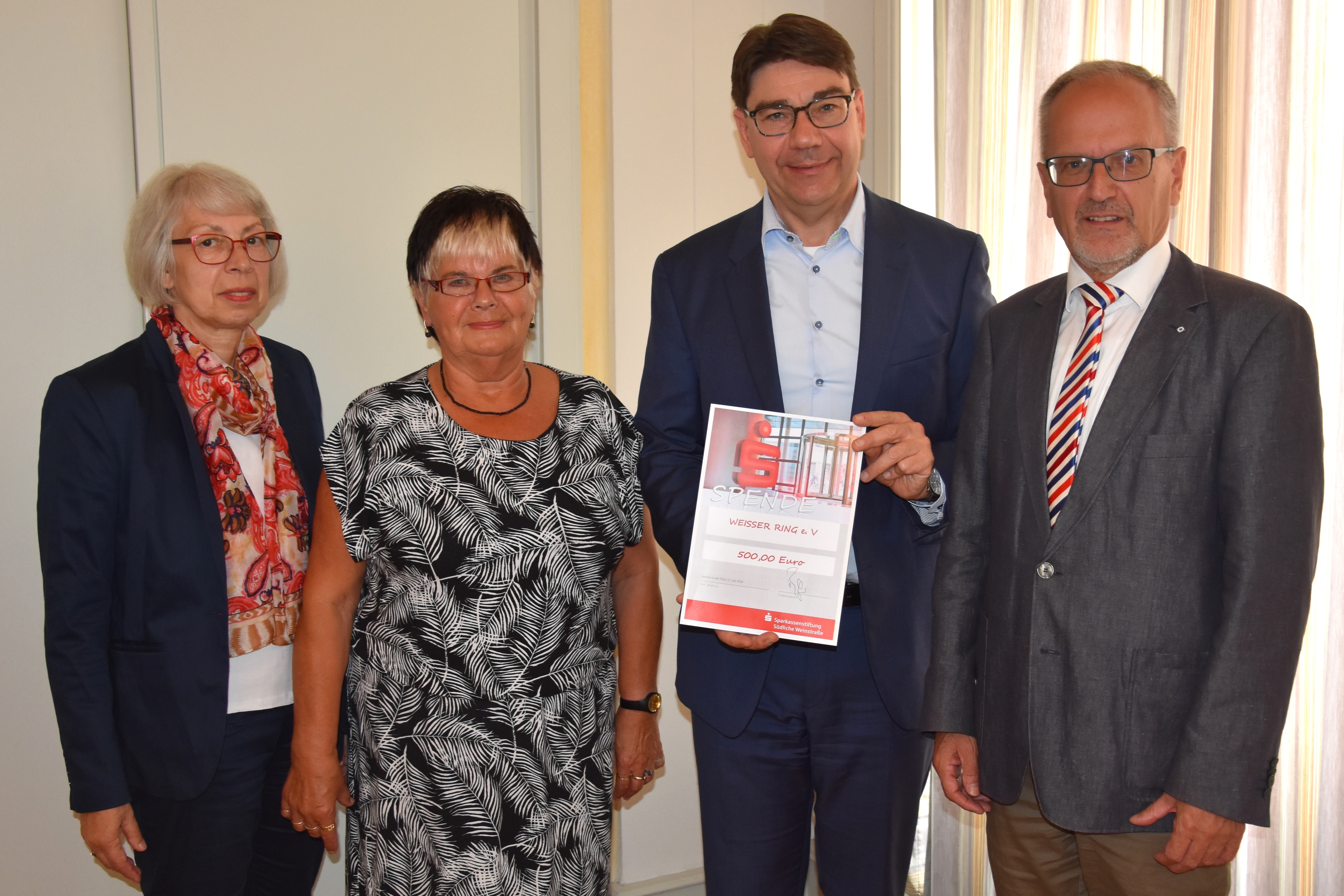 Werben gemeinsam um neue Mitstreiterinnen und Mitstreiter für die Opferhilfsorganisation WEISSER RING: Elke Neumann und Barbara Götz von der Außenstelle Landau/Germersheim/Südliche Weinstraße, Landaus Oberbürgermeister Thomas Hirsch und der Landesvorsitzende Werner Keggenhoff (v.l.n.r.). Der OB unterstützt die wertvolle ehrenamtliche Arbeit des WEISSEN RINGS gerne mit eine Spende aus Mitteln der Sparkassen-Stiftung.