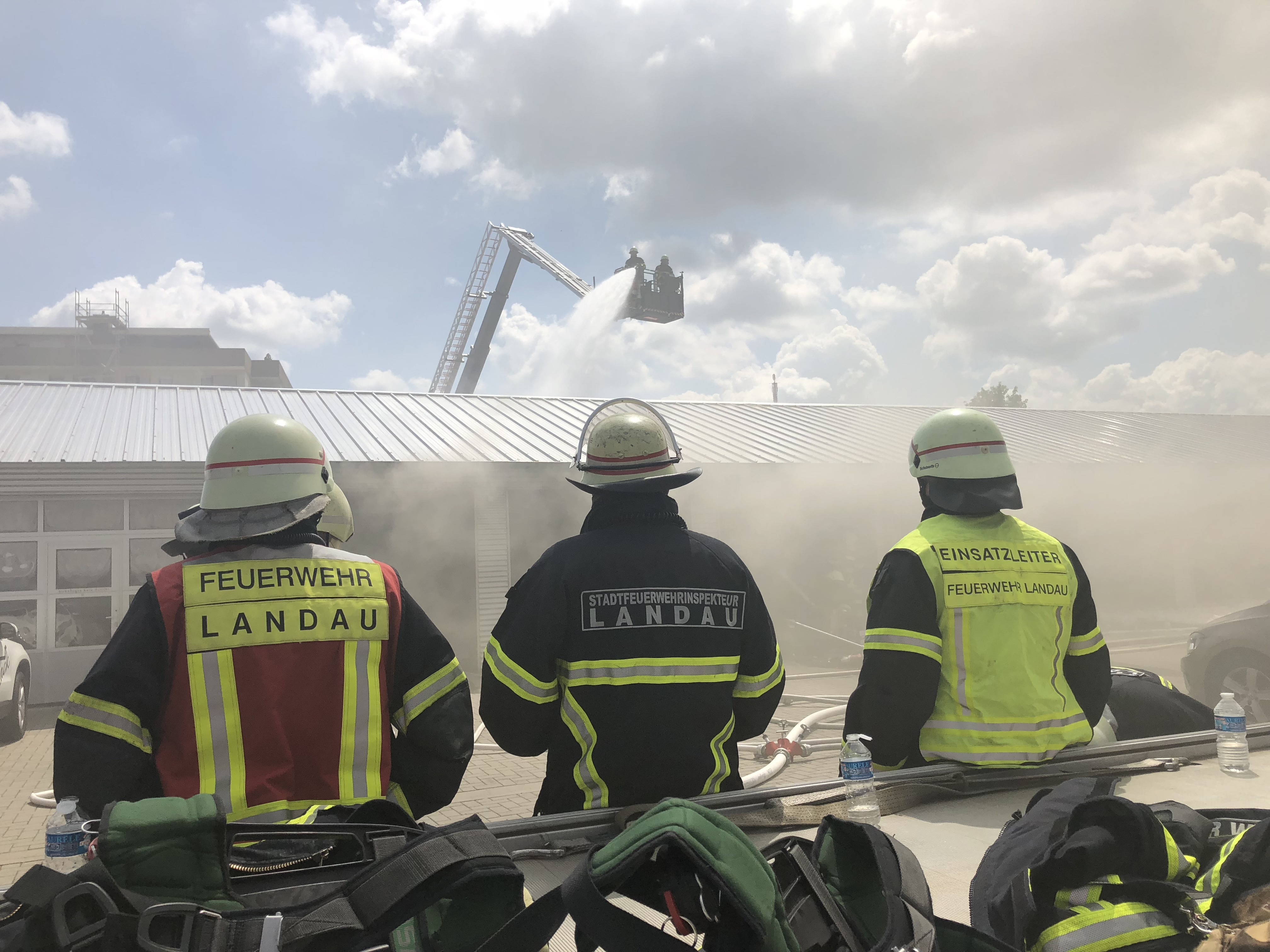 Bei Schweißarbeiten war ein Fahrzeug in der Werkstatt in Flammen geraten.