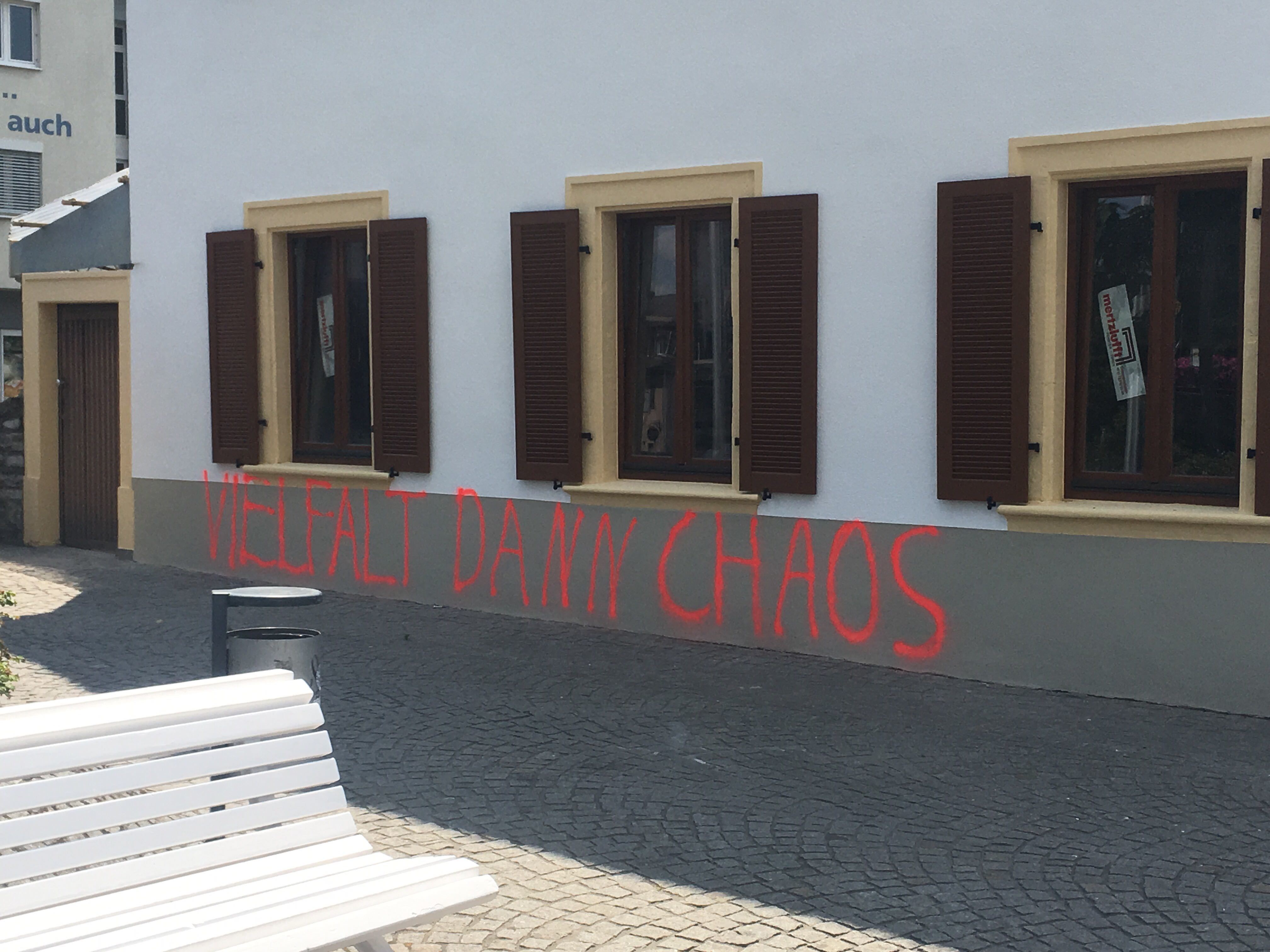 Das Haus war gerade im Rahmen umfangreicher Sanierungsarbeiten frisch gestrichen worden...