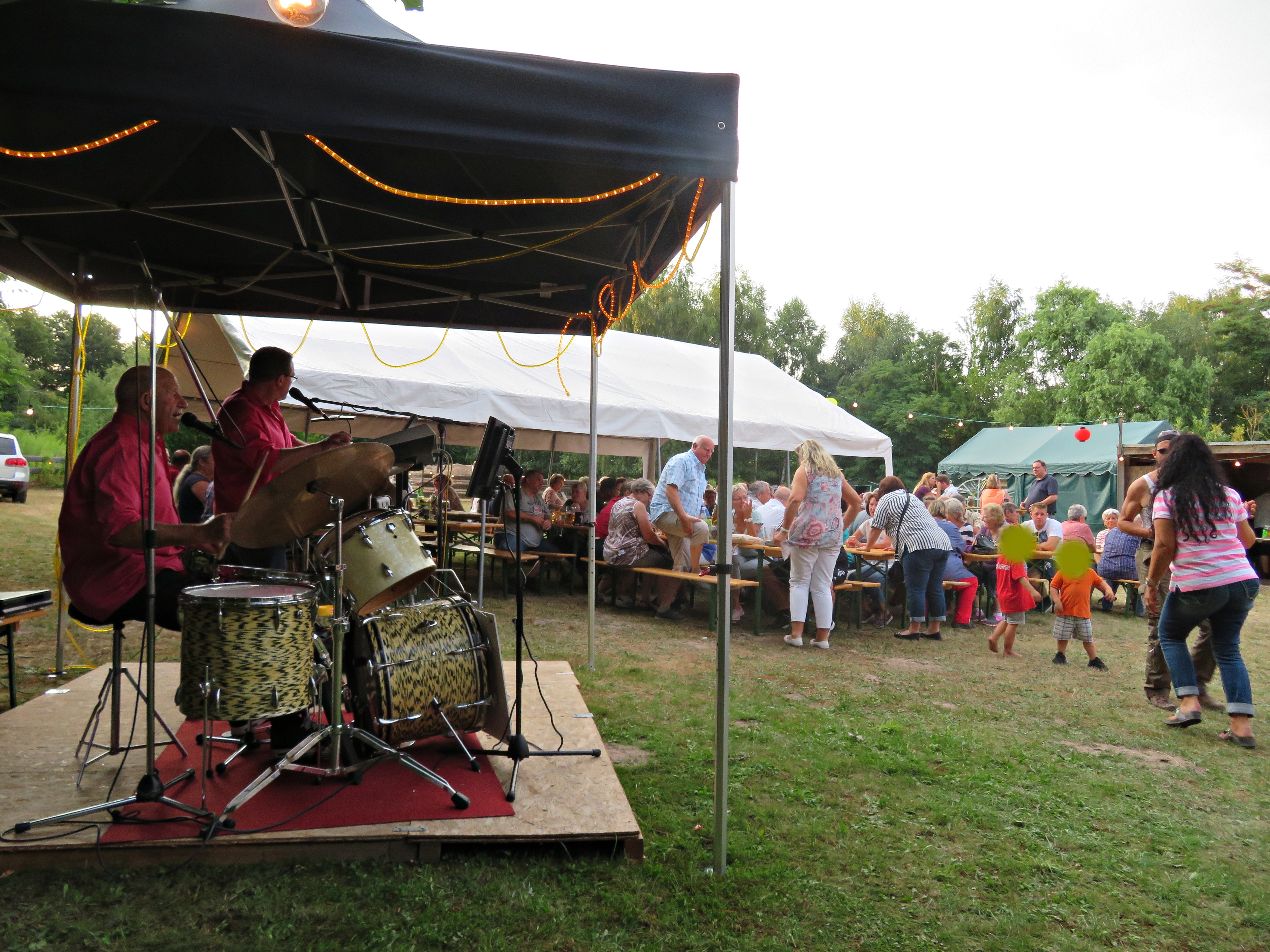 Band mit zahlreichen Besuchern