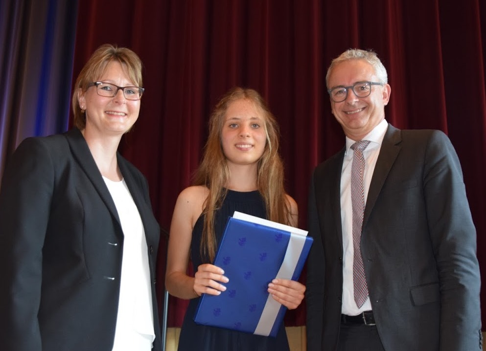 Landrat Dr. Christoph Schnaudigel beglückwünscht Rahel Menges als jahrgangsbeste Abiturientin der beruflichen Schulen. Links im Bild die Schulleiterin Kerstin Hollwedel.