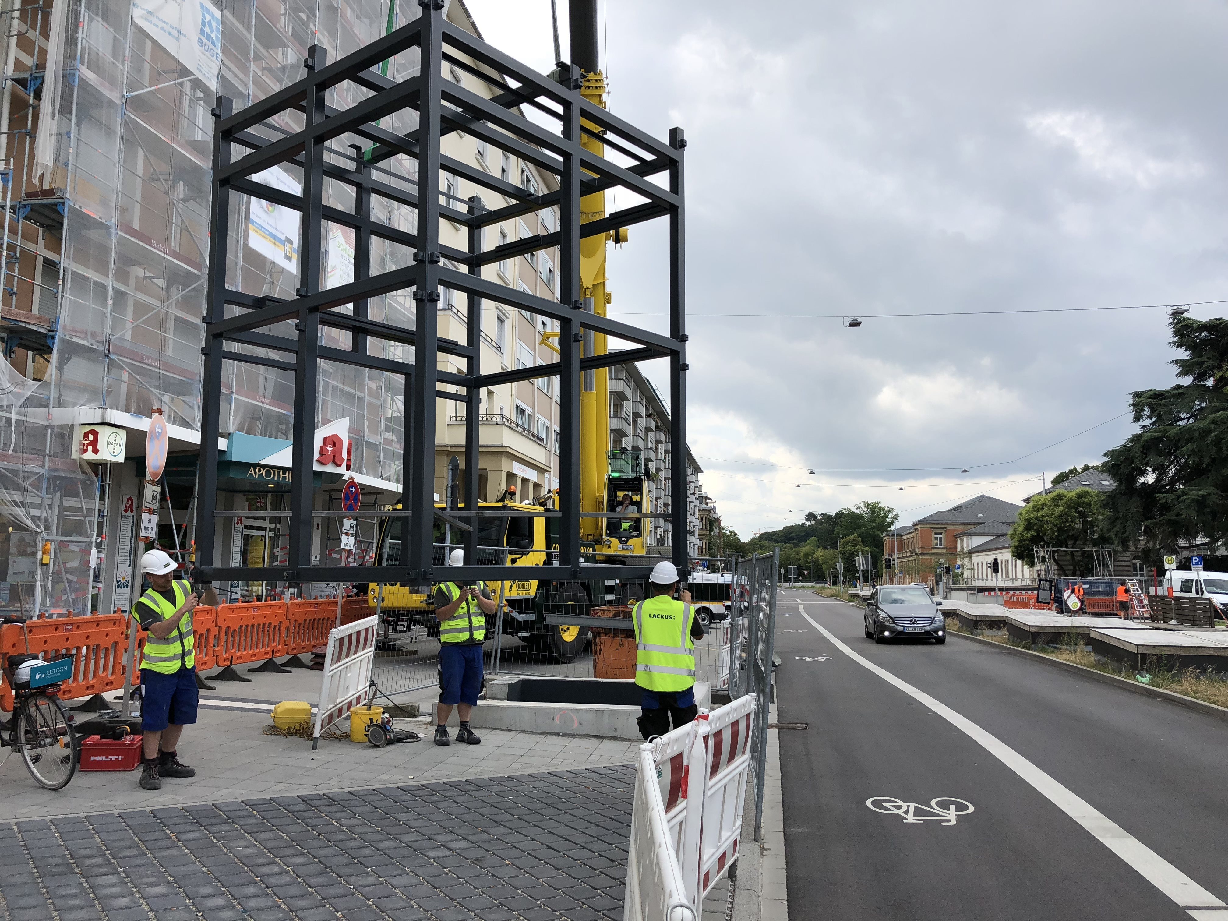 Bald bereit: Auf die Fundamente gesetzt sind in der Ettlinger Straße die Eingänge für die Aufzüge zur unterirdischen Haltestelle – die so genannten Mundhäuser.