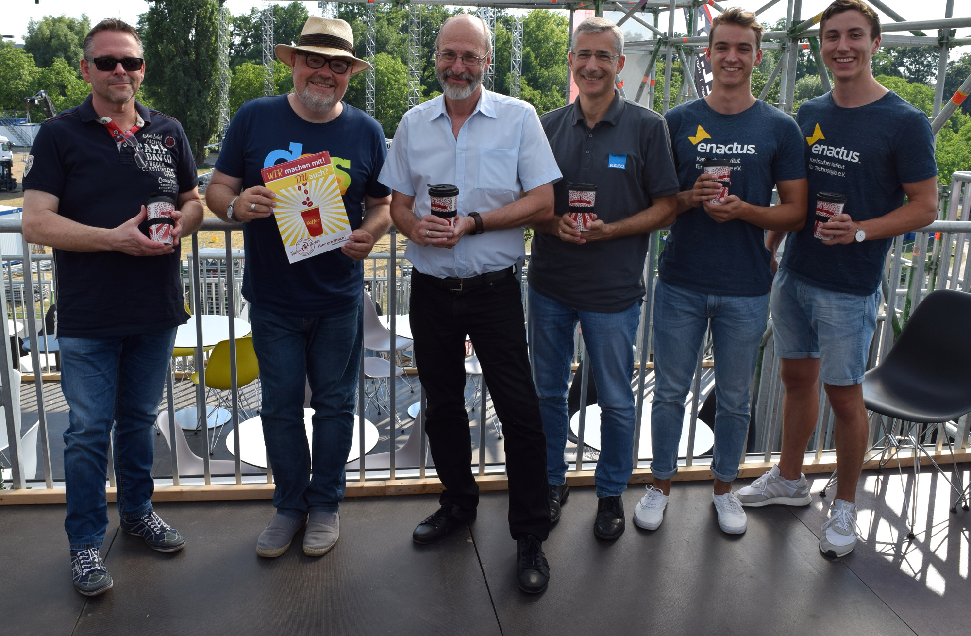 Präsentation des "Fächer-Bechers" auf dem "Vor-Fest" (v.l.): Siegfried Hatz, geschäftsführender Vorstand "Hatz Bäckereibetriebe", Martin Wacker, Geschäftsführer "Karlsruhe Marketing und Event", Umweltbürgermeister Klaus Stapf, Jochen Knorpp, geschäftsführender
Vorstand "BÄKO Mittelbaden", Lukas Bauer und Nicolas Ludwig, "enactus KIT"