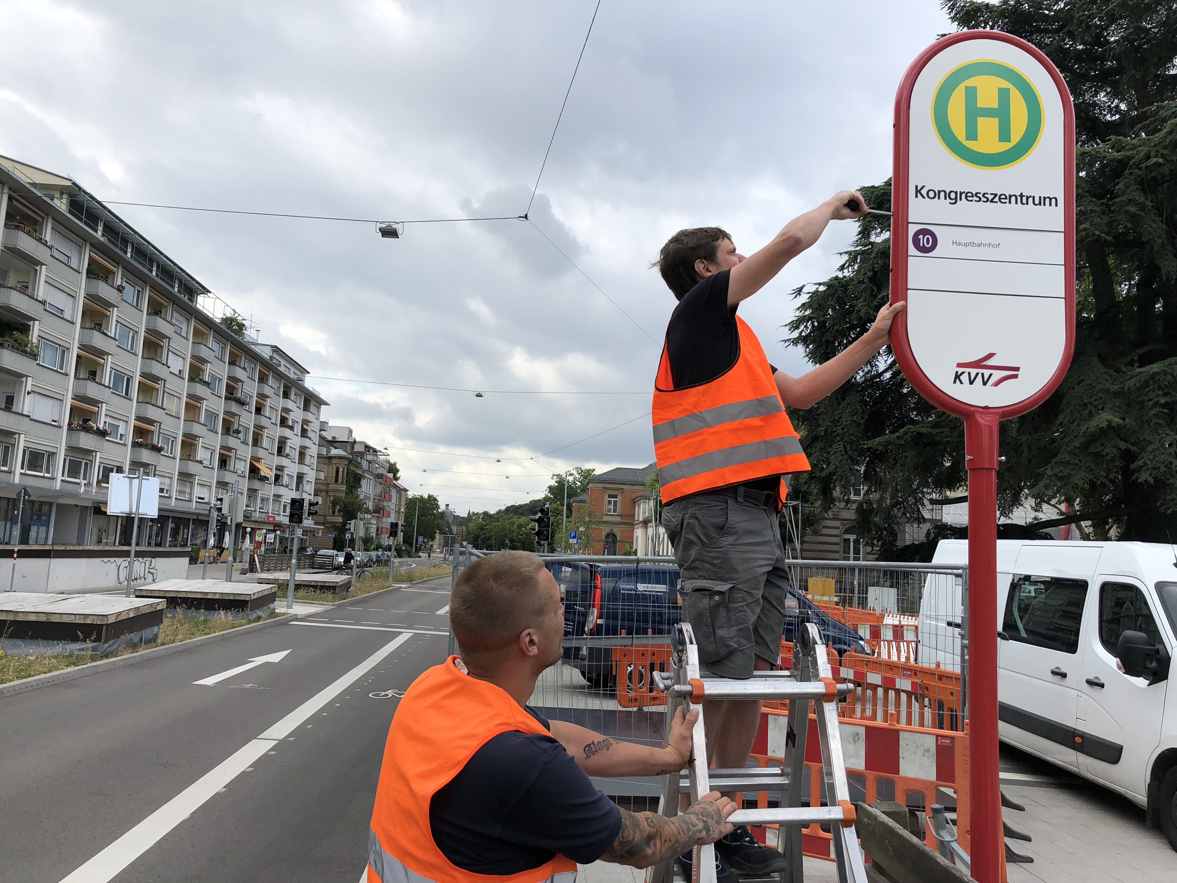Jetzt schon bereit: die Haltestellen für die ab Montag ausschließlich über die Ettlinger Straße fahrenden Busse der Linie 10.