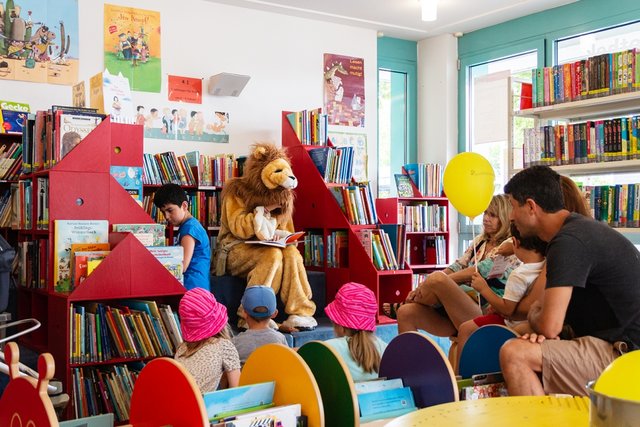 Service, Animation und Beratung: Die Mitarbeiterinnen der Stadtbibliothek erfüllen gemeinsam mit dem Leselöwen Kundenwünsche und sorgen für strahlende Kinderaugen. | Foto: Rheinstetten