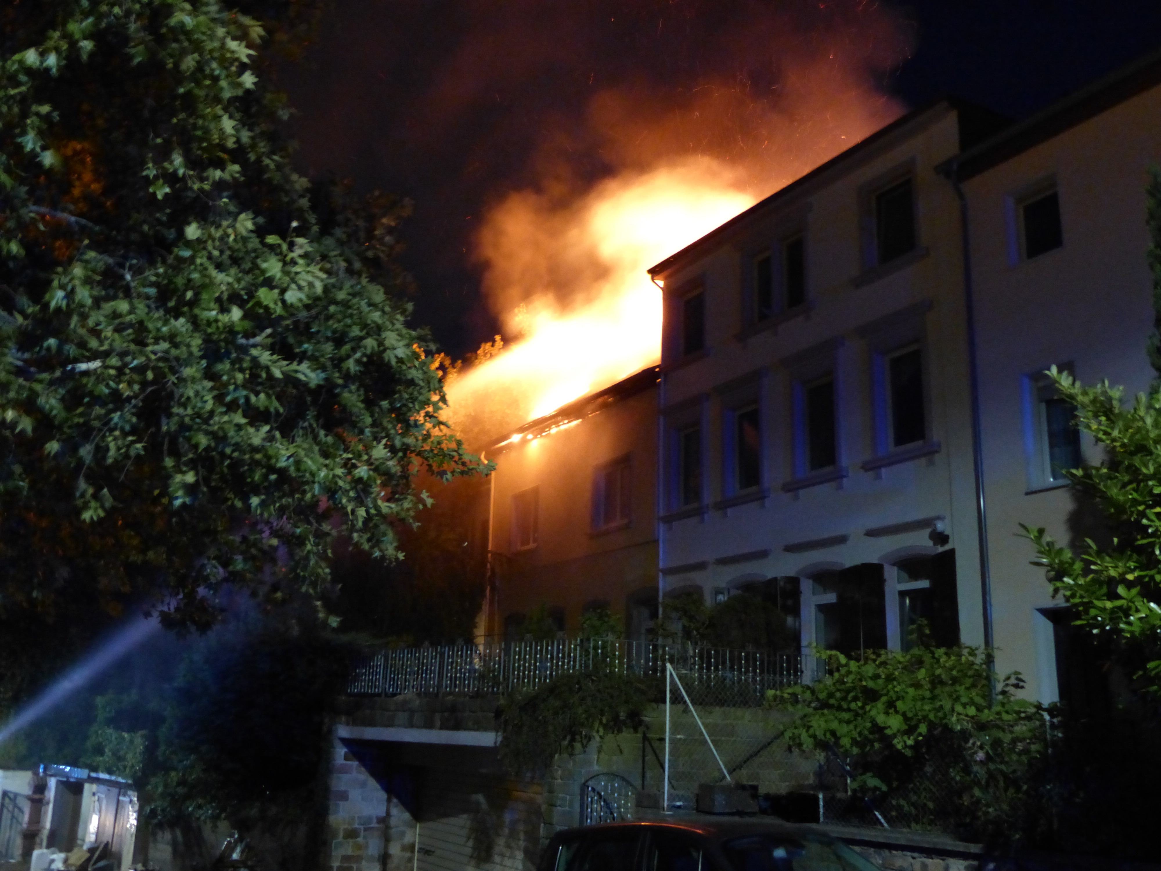 Dachstuhl unter Vollbrand