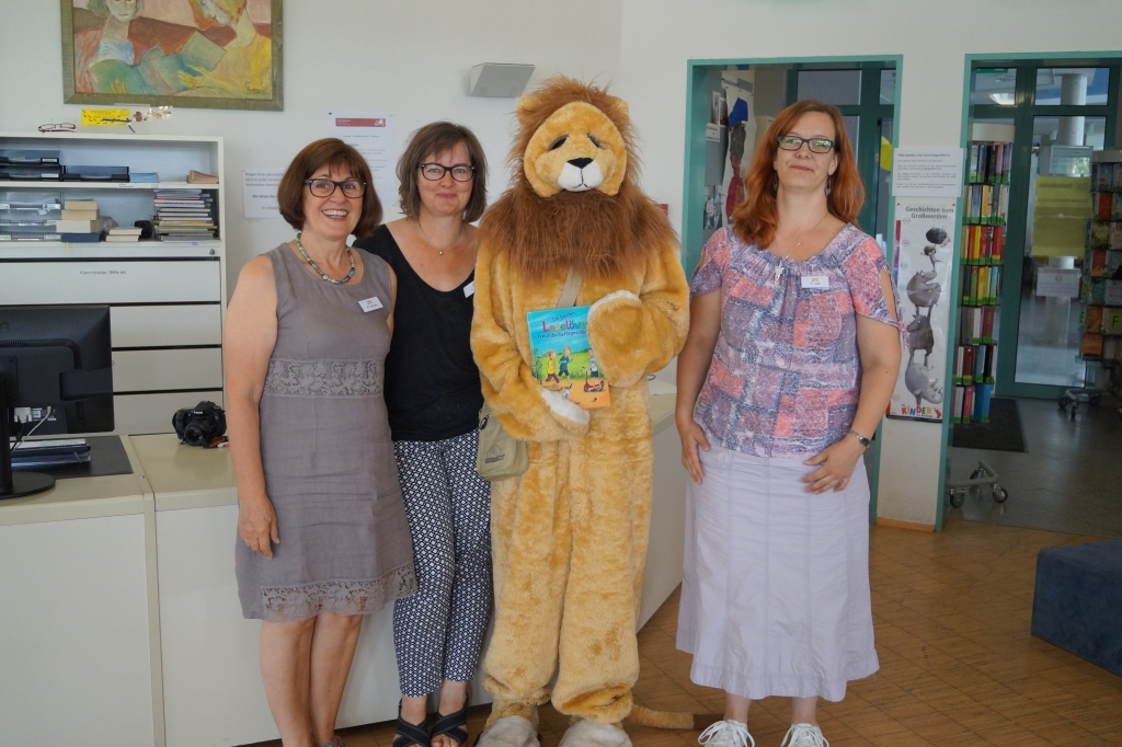 Das Team der Stadtbibliothek mit dem Leselöwen: Iris Schorb, Katharina Spörl und Nadine Seß (v.li.)