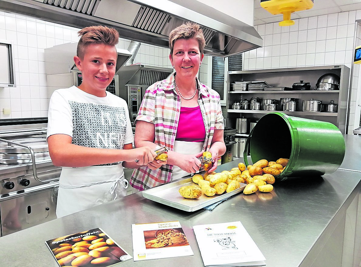 Ein eingespieltes Team: Beate Schnur und ihr Neffe Simon in der Küche des Klosterhofes. Foto: Kling