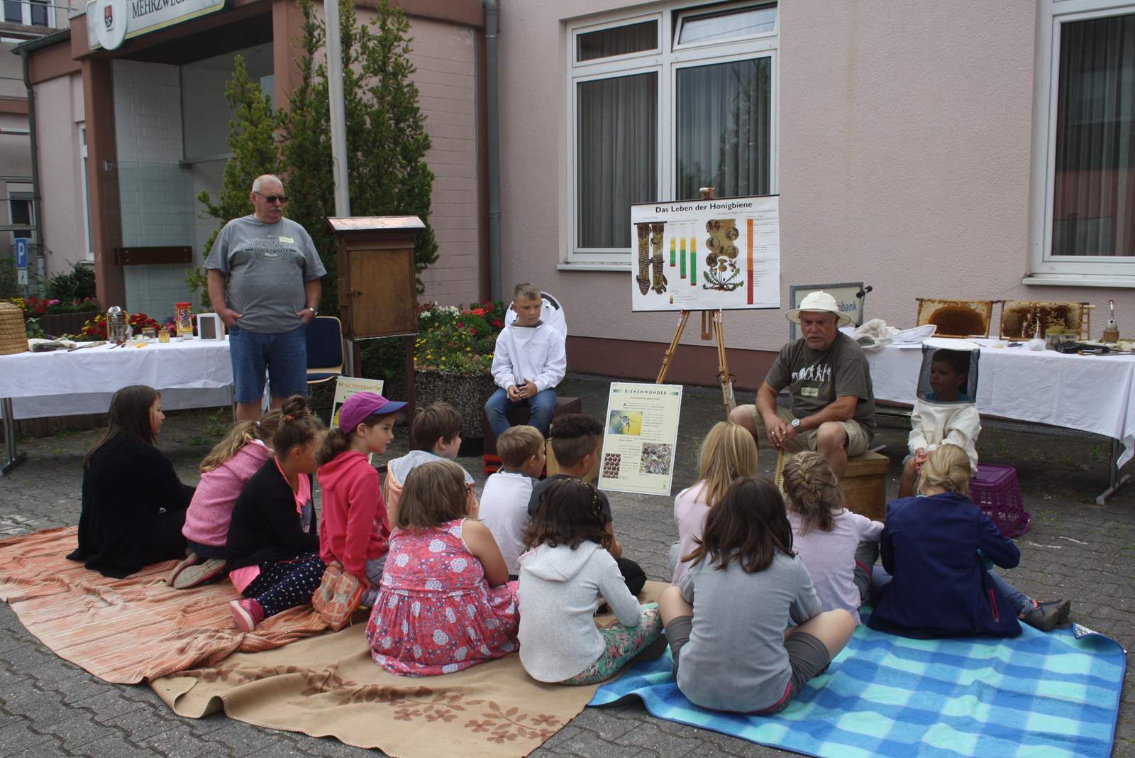 Eckhard Richter erzählt den Kindern von der Welt der kleinen Bienen und was sie alles tun.