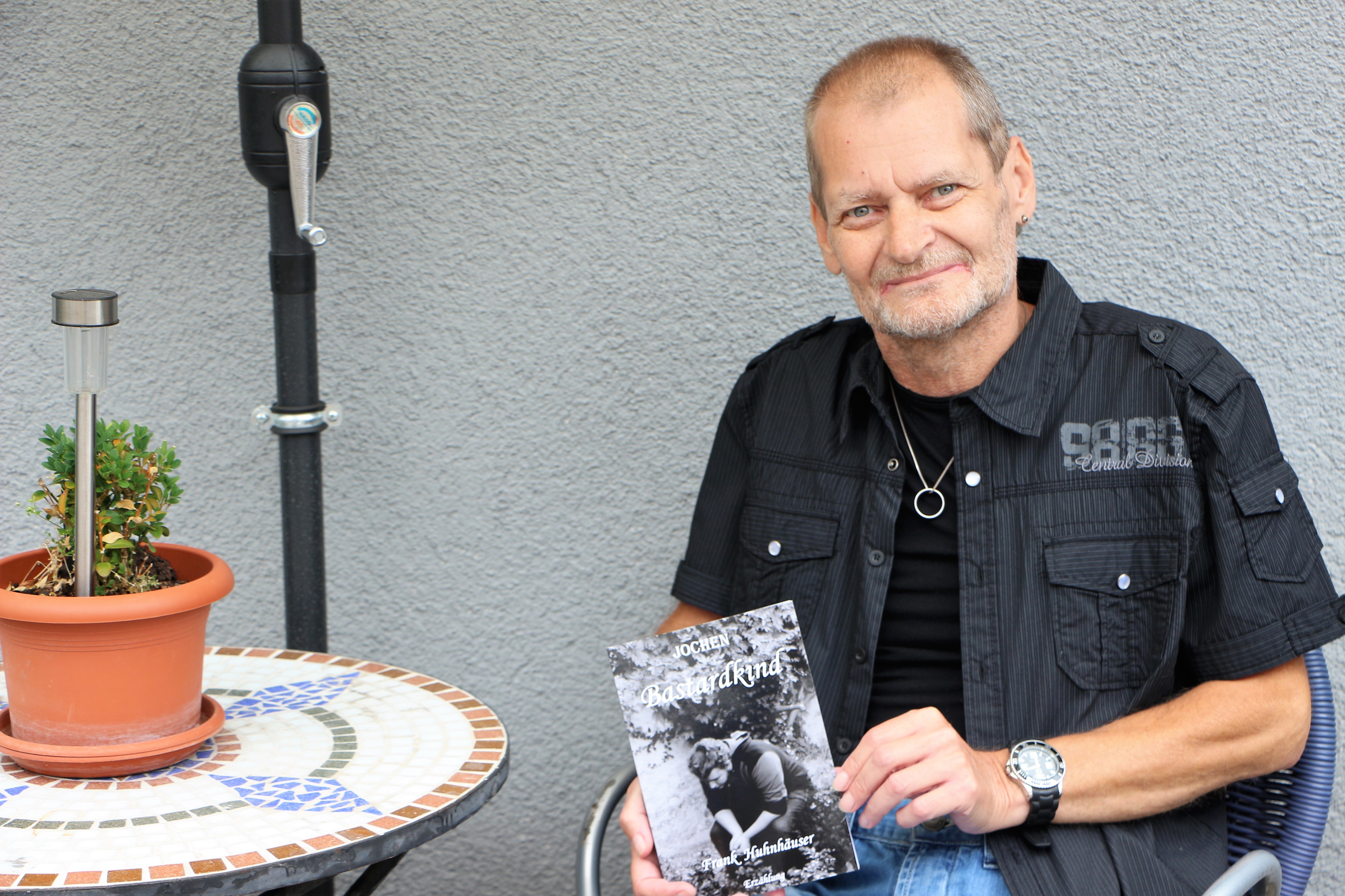 Frank Huhnhäuser aus Hatzenbühl ist Autor. Sein letztes Buch heißt Jochen Bastardkind.