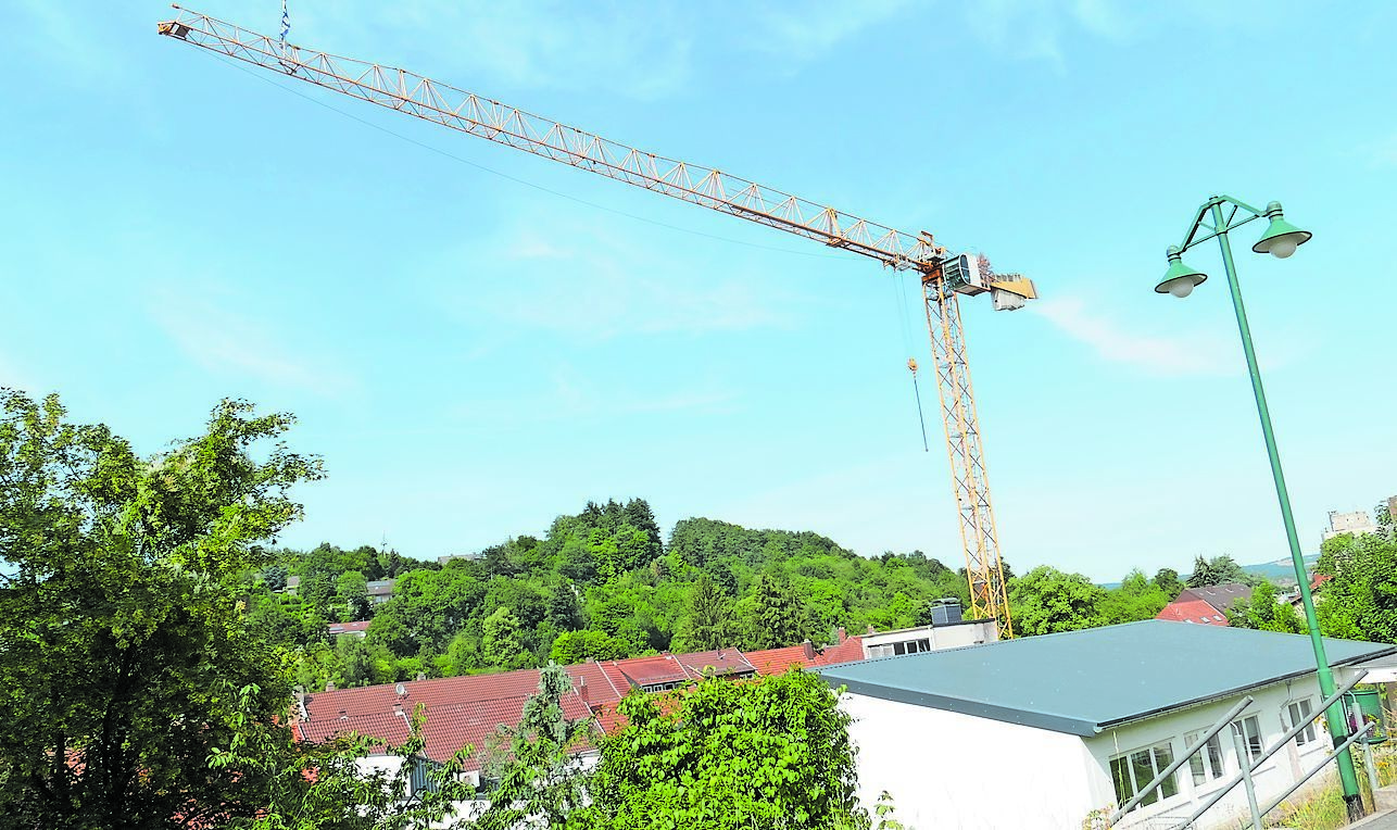 Er wird wohl die längste Zeit in seiner Ruhestellung verbracht haben. Denn sobald die neuen Pläne erstellt, vorgelegt und genehmigt sind, wird der Baukran viel Arbeit bekommen. Darüber wird sich nicht nur die Lebenshilfe als „Anker-Mieter“ freuen, auch für die Stadt läutet die Fertigstellung der Maßnahme eine neue Phase der Entwicklung ein.
