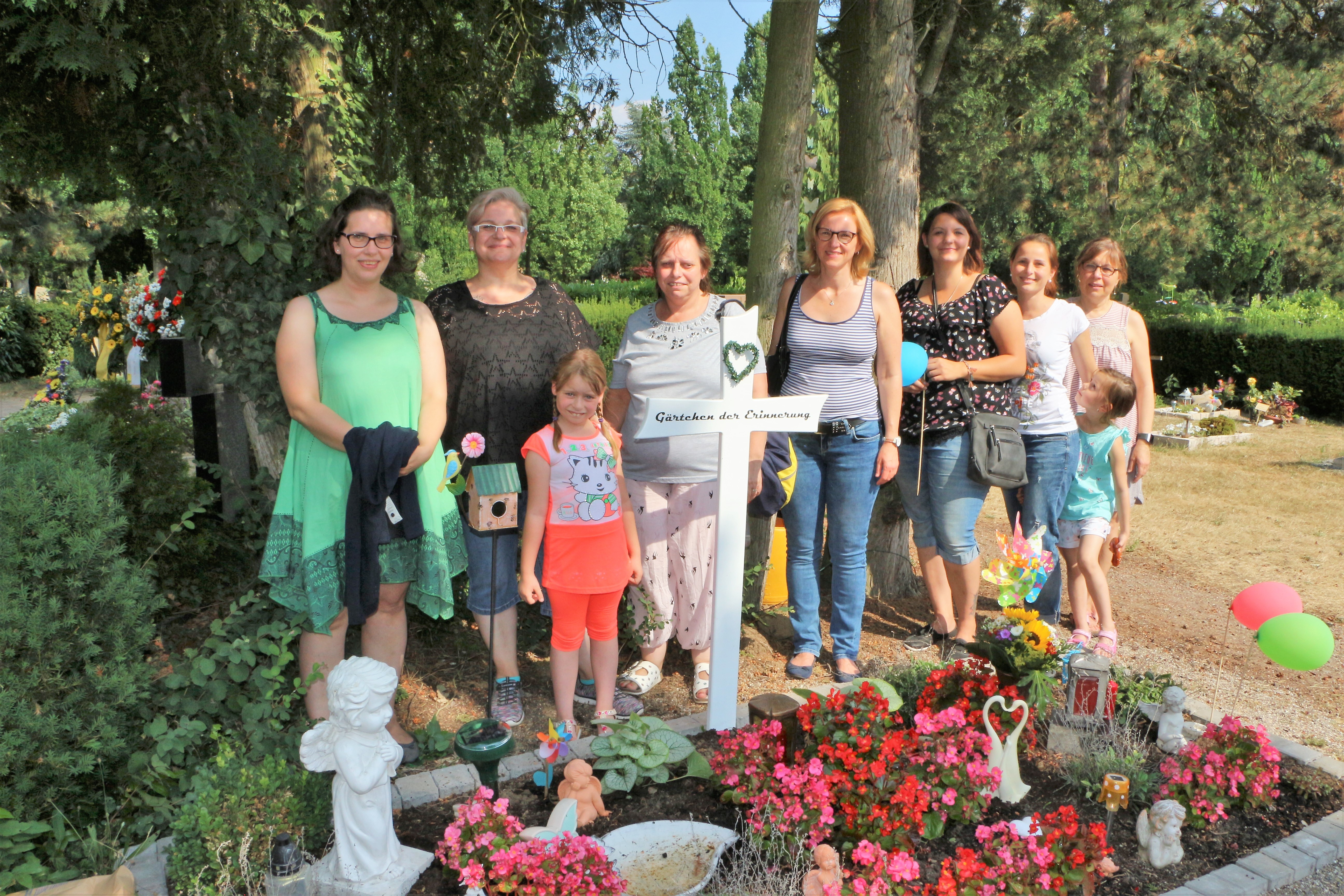 Stefanie Walburg (zweite von links) gab den Anstoß für die Pflege der Kindergräber. Heute hat sie tatkräftige Unterstützung von Ehrenamtlichen, die allerdings nicht alle auf das Bild wollten. Außerdem zu sehen ist das "Gärtchen der Erinnerung".