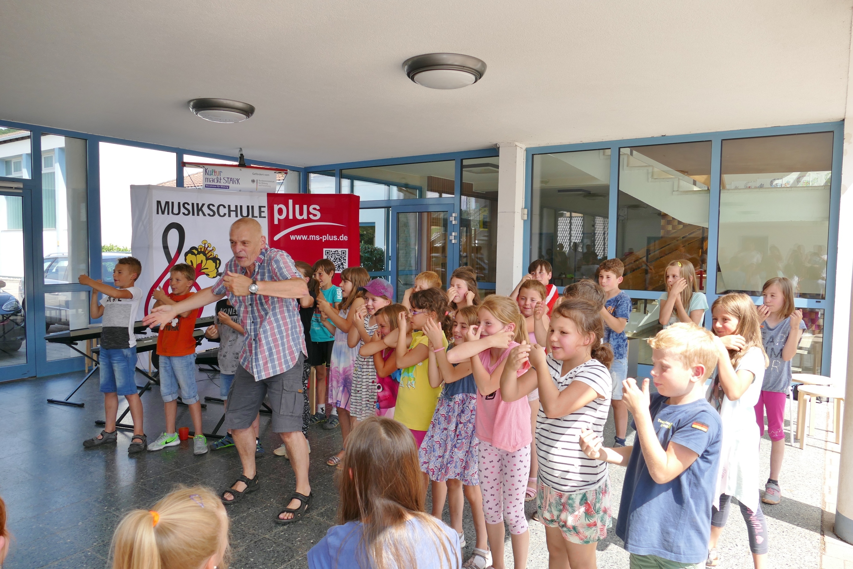 Voll konzentriert waren die TeilnehmerInnen beim Workshop und ließen sich von Klaus-Peter Bösshar zu musikalischen und gesanglichen Höchstleistungen bringen.