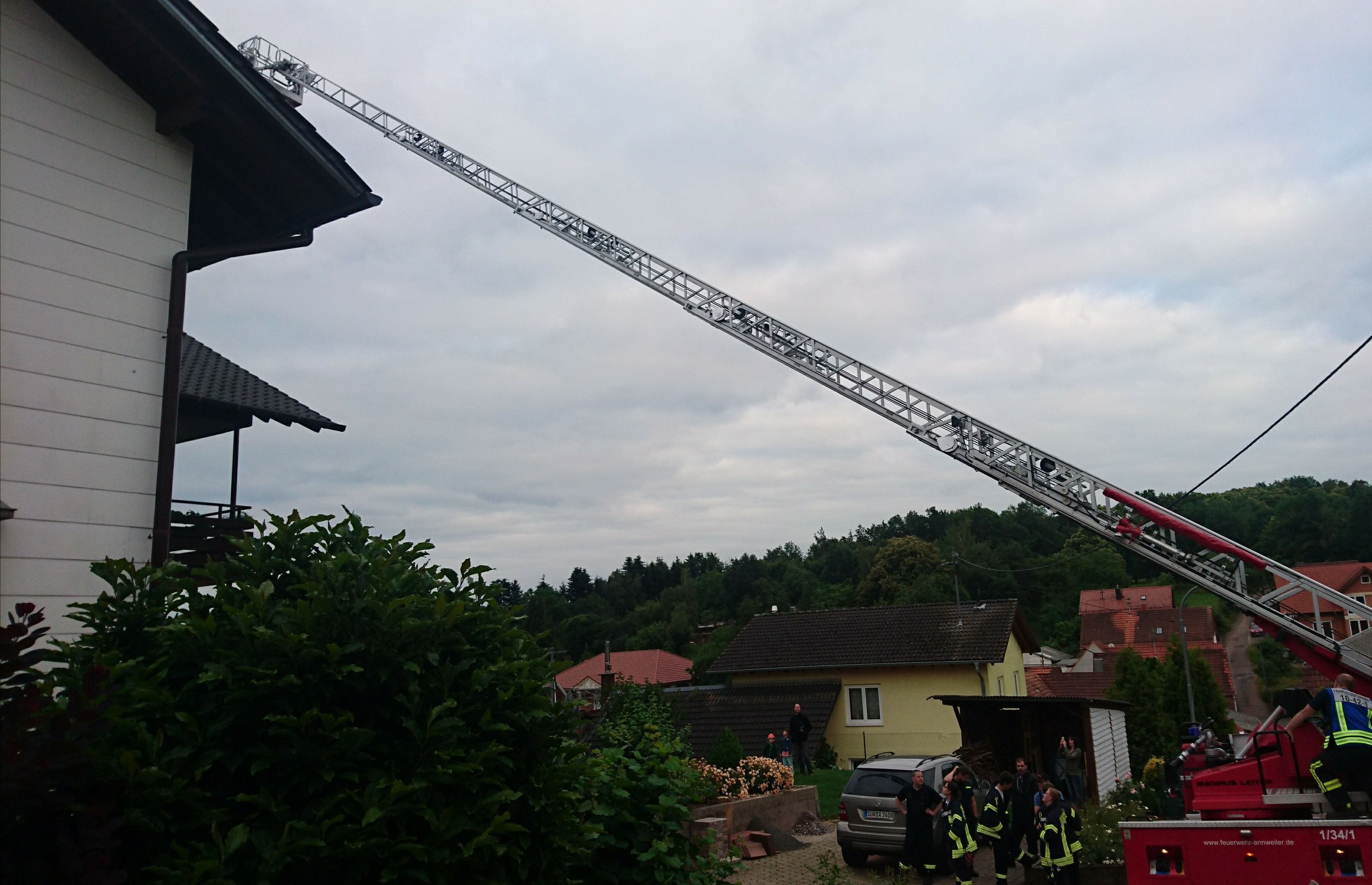 Die Drehleiter im Einsatz.