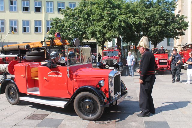 Nostalgie in Rot: Historische Feuerwehrfahrzeuge machen Zwischenstopp in Bruchsal  | Foto: Bauer