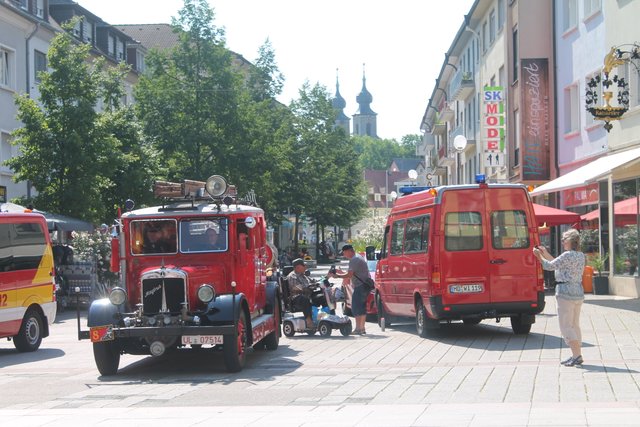 Nostalgie in Rot: Historische Feuerwehrfahrzeuge machen Zwischenstopp in Bruchsal  | Foto: Bauer
