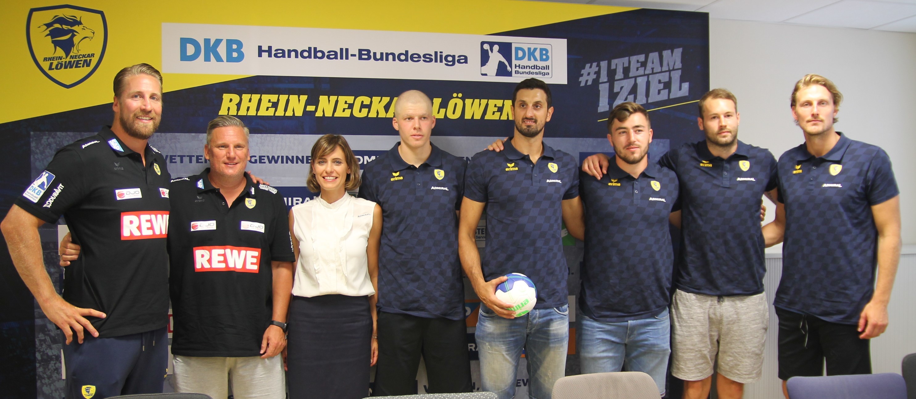 Sportlicher Leiter Oliver Roggisch, Trainer Nikolaj Jacobsen , Geschäftsführerin Jennifer Kettemann, Vladan Lipovina, Ilija Abutovic, Jannik Kohlbacher, Steffen Fäth und Jesper Nielsen