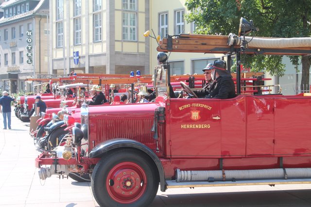 Nostalgie in Rot: Historische Feuerwehrfahrzeuge machen Zwischenstopp in Bruchsal  | Foto: Bauer