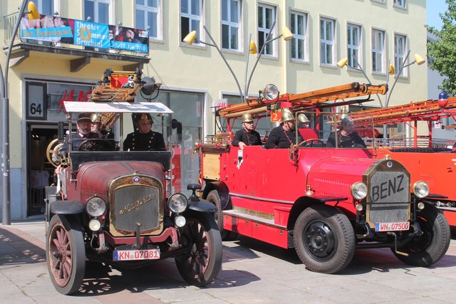 Nostalgie in Rot: Historische Feuerwehrfahrzeuge machen Zwischenstopp in Bruchsal  | Foto: Bauer