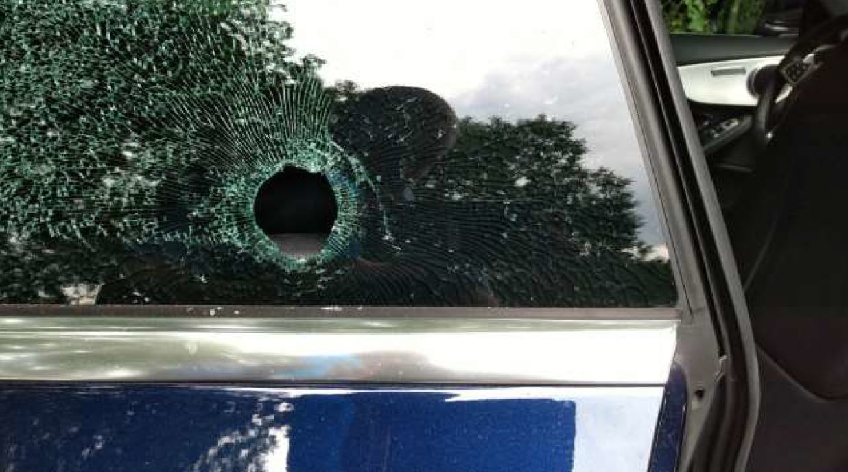 Die Polizei geht aktuell davon aus, dass Unbekannte am Sonntagnachmittag in der Donnersbergstraße mit einer Zwille auf das parkende Auto geschossen haben.