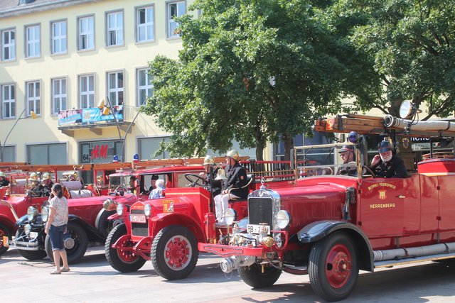 Nostalgie in Rot: Historische Feuerwehrfahrzeuge machen Zwischenstopp in Bruchsal  | Foto: Bauer