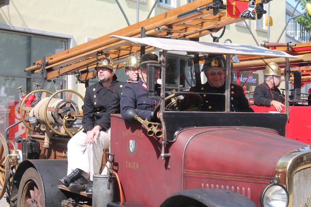 Nostalgie in Rot: Historische Feuerwehrfahrzeuge machen Zwischenstopp in Bruchsal  | Foto: Bauer