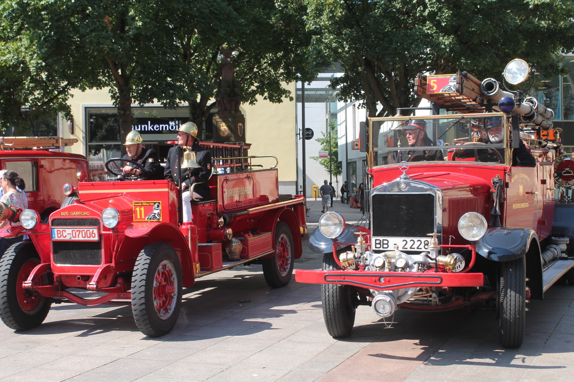 Nostalgie in Rot: Historische Feuerwehrfahrzeuge machen Zwischenstopp in Bruchsal