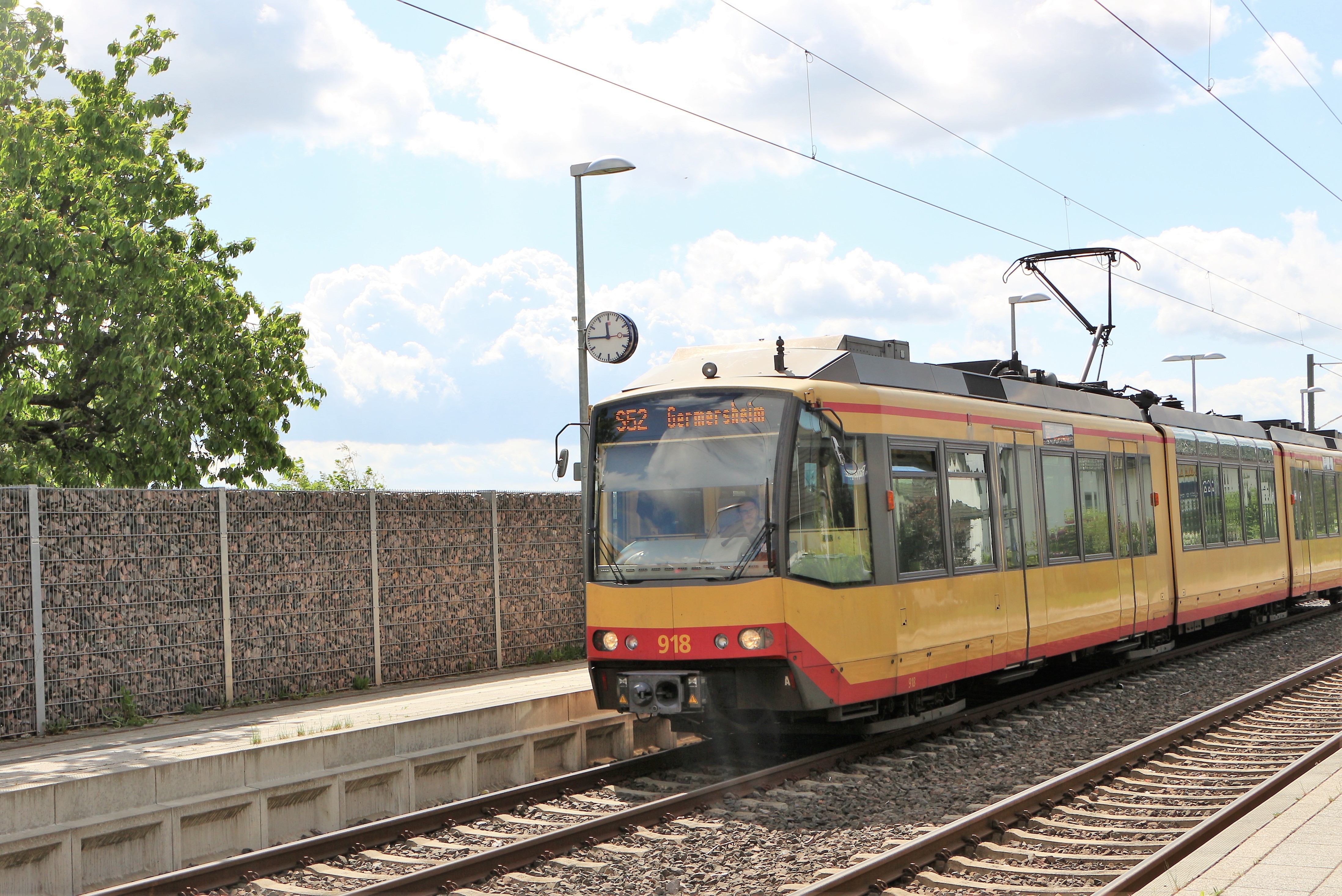 Wegen der Sanierung der Rheinbrücke sollen Pendler auf die S-Bahn umsteigen. Eventuell soll es weitere Haltepunkte während der Sanierung geben.
