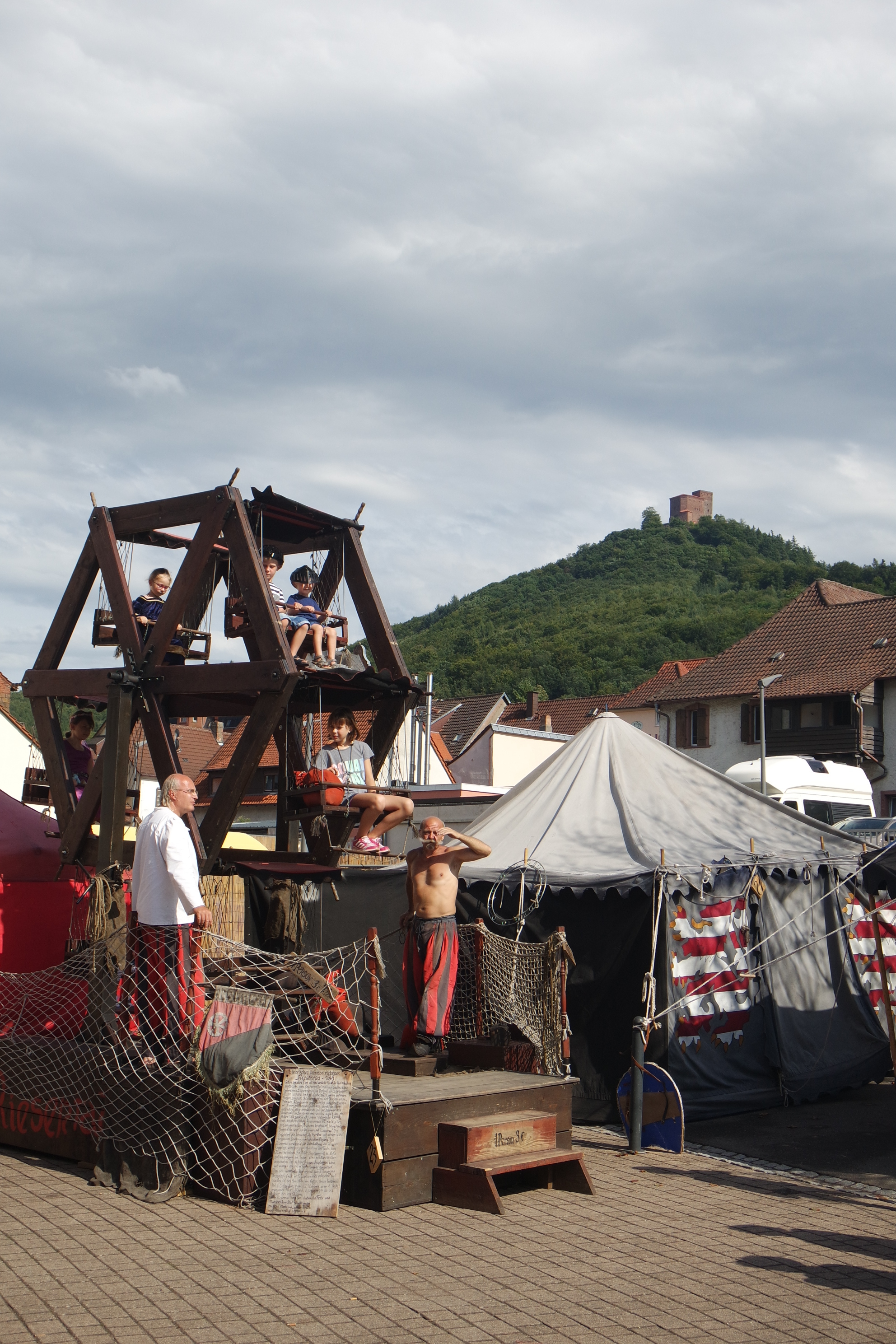 Mittelalterliches Riesenrad vor Burg Trifels