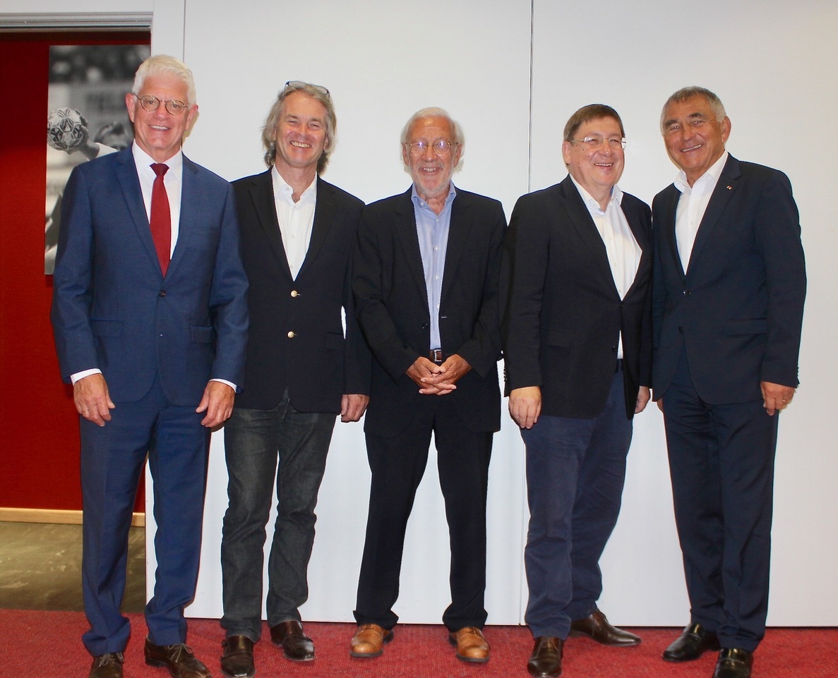 Ein frischgebackener und strahlender Ehrenpräsident inmitten seiner beruflichen Weggefährten und Freunden (von links): Franz Reindl, Roland Hocker, Lutz Pauels, Lothar Quast und Heinz Janalik.