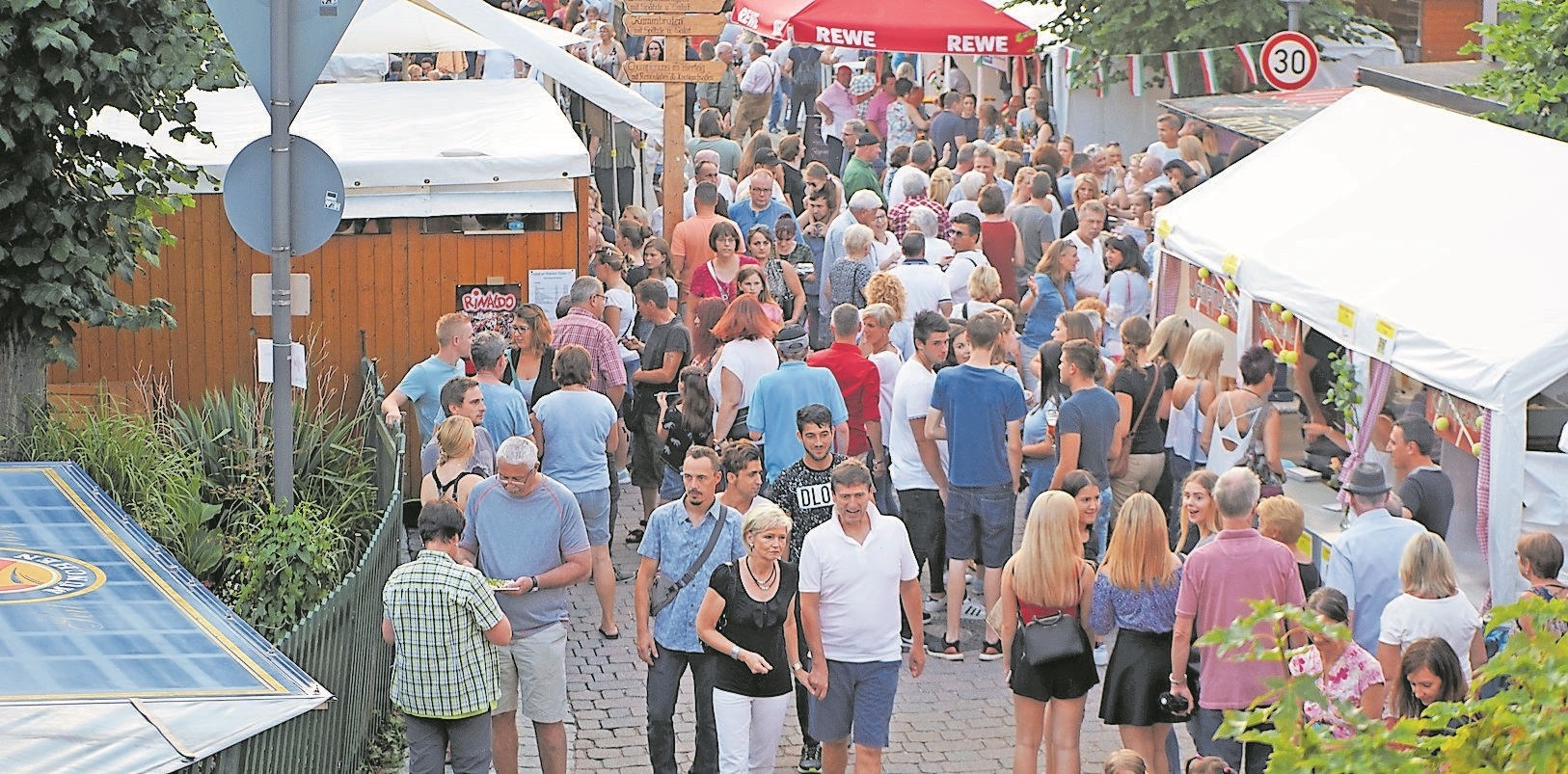Beim Straßenfest kommen die Menschen zusammen.