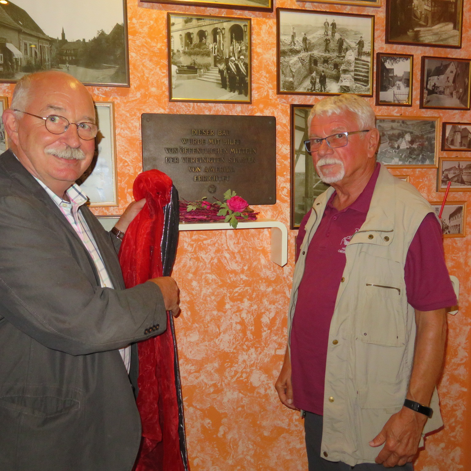 Wolfram von Müller und Peter Adam enthüllen die Tafel