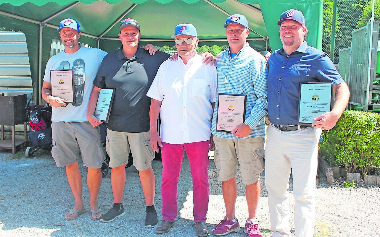 Deutsche Baseballgrößen vergangener Tage gemeinsam mit ihrem Förderer und einstigen Nationaltrainer (von links): Frank Stattler, Klaus Knüttel, Roland „Rolles“ Hoffmann, Michael Wäller und Mathias Winterrath.