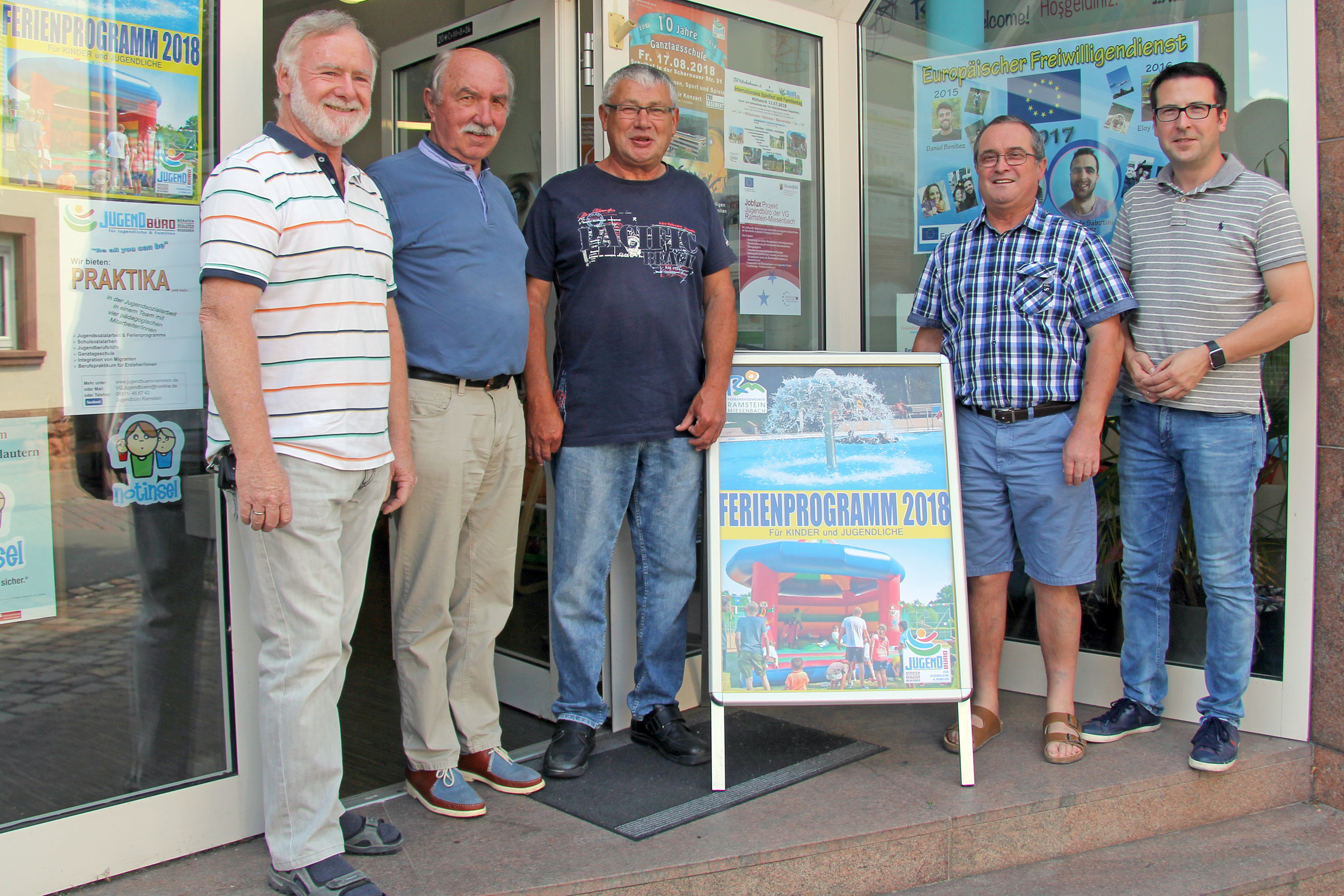 1. Beigeordneter Marcus Klein (rechts) und Volker Hammel (Mitte) vom Jugendbüro bedanken sich herzlich bei Volker Nicolay (links), Werner Nicklas (2.v.l.) und Horst Cherdron (2.v.r.)