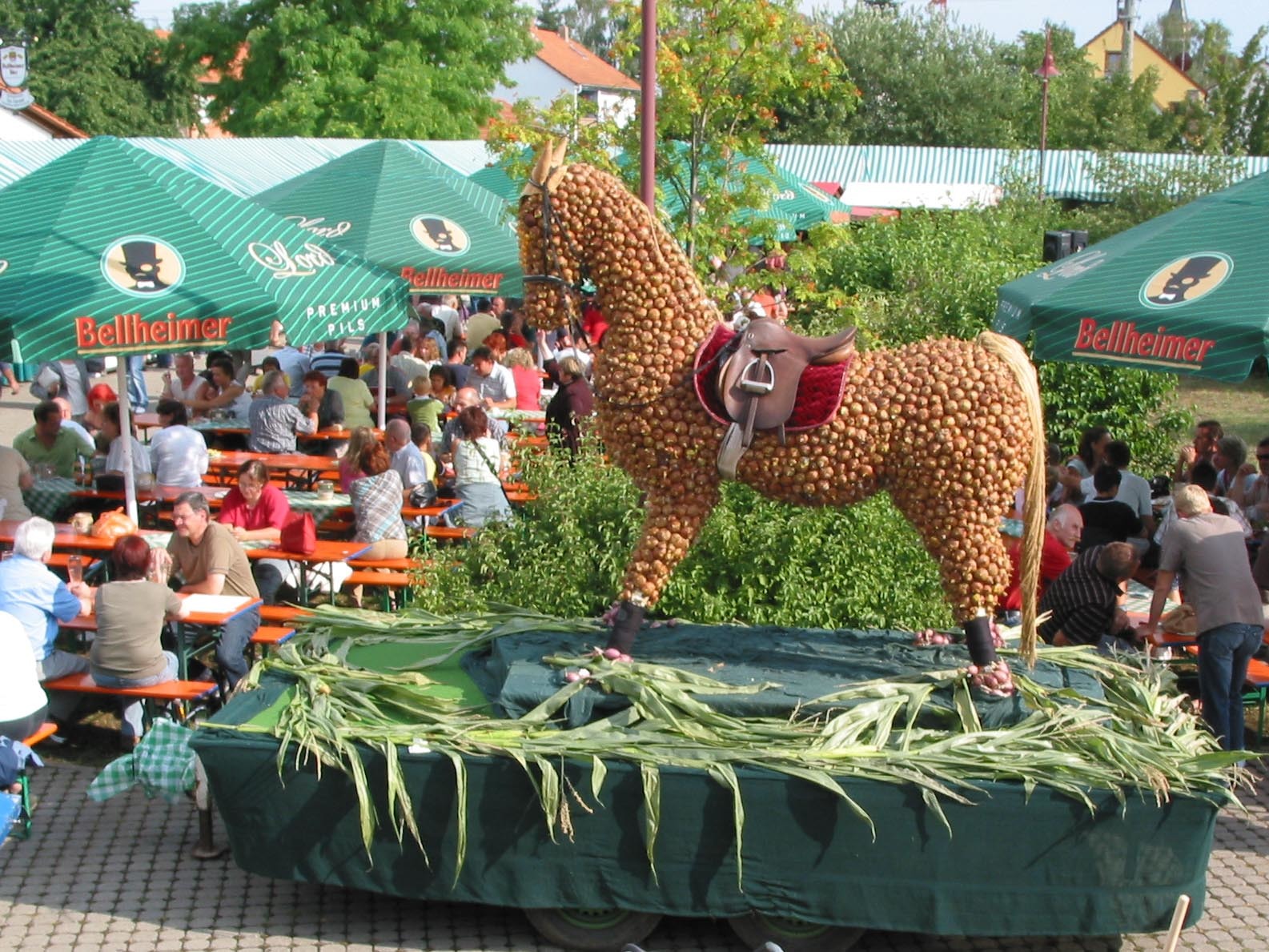 Der Zwewwlhengst ist Symbol für das Zwiebelfest. Er ist aus unzählbar vielen Zwiebeln hergestellt und steht Mitten auf dem Festplatz.