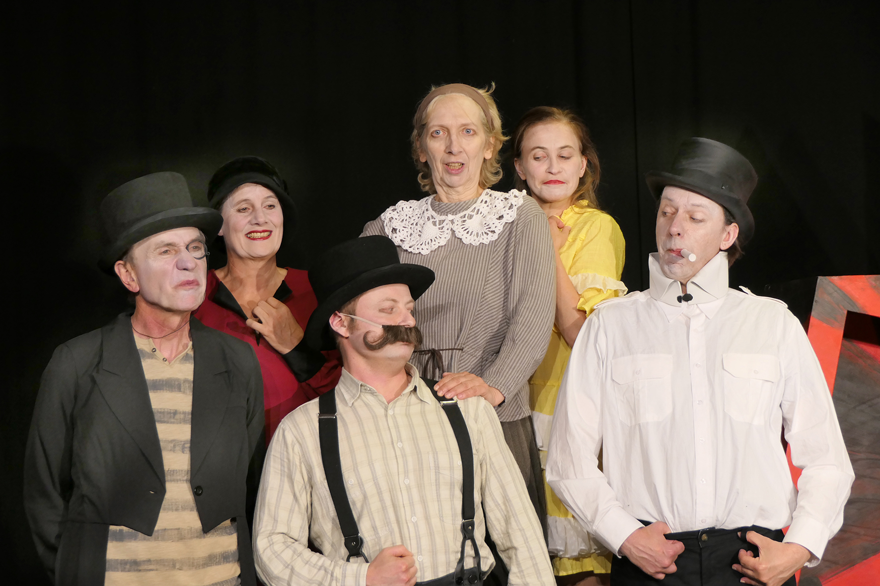 Szenen aus dem aktuellen Stück "Kleine Frau - was nun?"