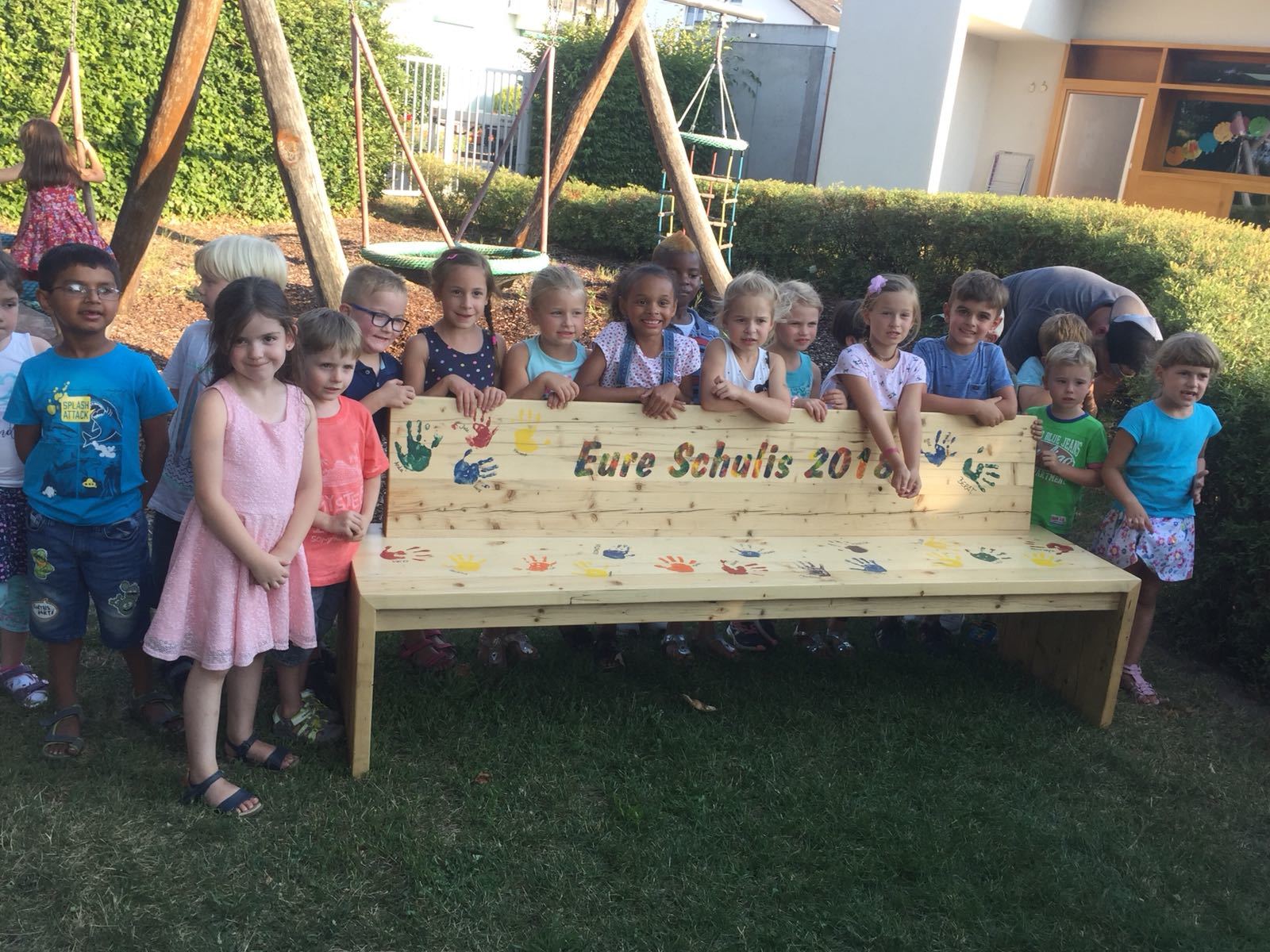 Die künftigen Erstklässler vor ihrer Bank im Hof des Waghäuseler Kindergartens „Spatzennest“.