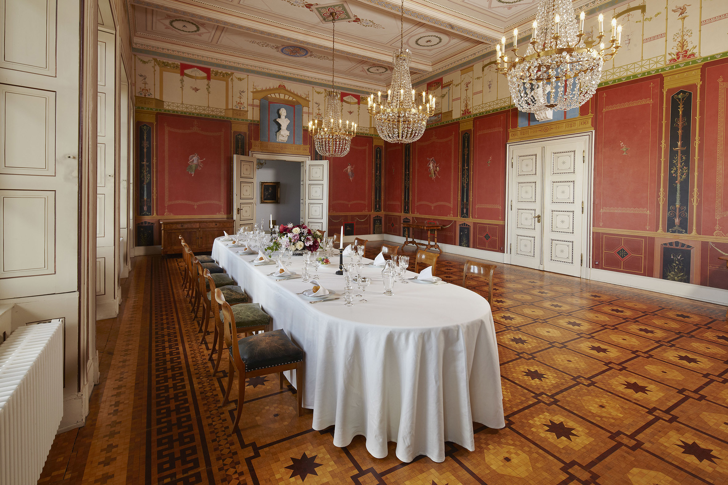 Gedeckte Tafel Schloss Villa Ludwigshöhe.